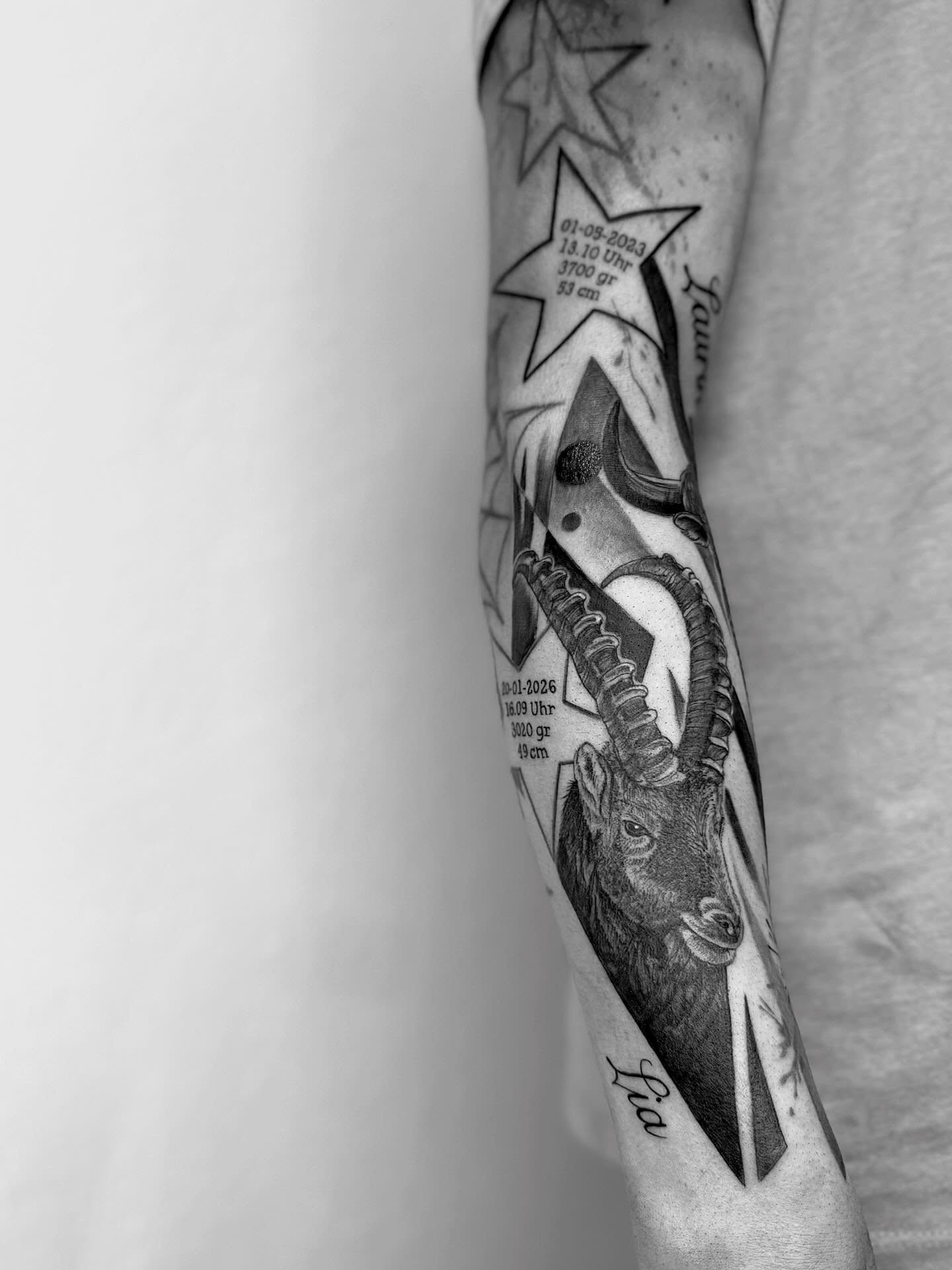 Das letzte Tattoo dass ich in Ilanz stechen durfte. CoverUp im innenarm und Erweiterung vom Oberarm (nicht von mir).
engraziel !