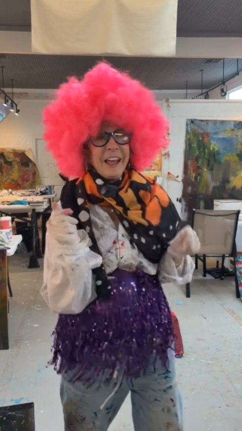 Even her moves have moves! 💃🏼
Hello from our sold out @catieradneyart workshop where we're learning to leave our inhibitions at the door 🎨🎉