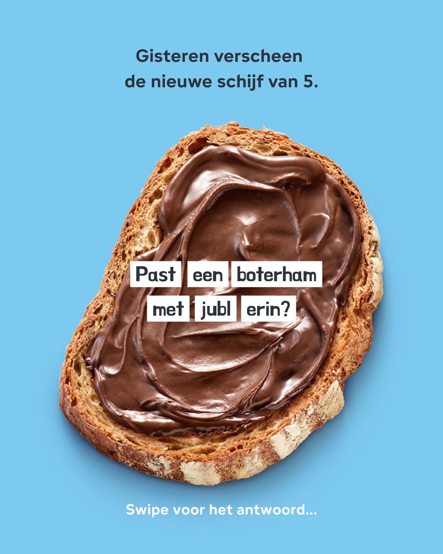 Gisteren maakte het Voedingscentrum de nieuwe Schijf van Vijf bekend. En een van de adviezen? “Eet 250 gram peulvruchten per week.” Maar hoe krijg je die nou makkelijk binnen?
Wij waren je al voor. JUBL bestaat voor 40% uit kikkererwten én heeft ook nog eens 50% minder suiker dan reguliere chocopasta. Smeer ‘m gewoon op je brood, zonder dat je het merkt.
Het makkelijkste peulvruchtje van de dag 😄