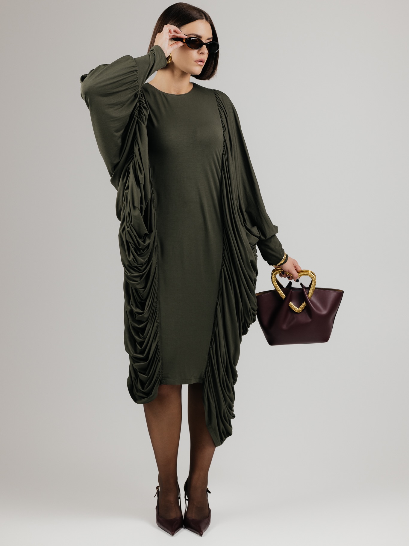 DRAPE suknelės yra absoliučiai ypatingos! 🌪️
Nepaisant to, kad suknelėje slepiasi NET 6 METRAI medžiagos, ji yra lengva ir priglunda tarsi antra oda.
Išskirtinis dizainas, skirtas išskirtinėms moterims - būti pastebėtoms, būti pamatytoms, būti prisimintoms ☝️
Vienas mylimiausių dalykų apie šias sukneles yra tai, kad jos itin gerai maskuoja blauzdas. Kas sekate PÙPLA ilgą laiką žinote mano kompleksą - aš labai vengiu nešioti šortus ir sukneles, kurios atidengia blauzdas, nes jos pas mane neproporcingai stambios ir visiškai neprideda įvaizdžiui lengvumo 😬
Tačiau šios suknelės kraštai krenta ant blauzdų kraštų ir vizualiai jas lieknina, kas man pasirodė tiesiog nuostabus sprendimas moterims, kurios turi panašių problemų 🥹
Žiūrint į patį suknelės modelį, jis labai tinkamas didesniems dydžiams, nes ji savyje turi labai labai labai daug laisvės. Tik po ja nepamirškite vilkėti formuojančių apatinių! Nors aš negaliu skųstis savo figūra, tačiau fotosesijos metu taip pat juos vilkėjau, nes jie tiesiog sustato viską į reikiamas vietas ir „nublurina“ kūno linijas tarsi kokia programėlė 🙂↔️
Už drąsą išsiskirti ir lepinti save drabužiais, kurie puošia! 💋