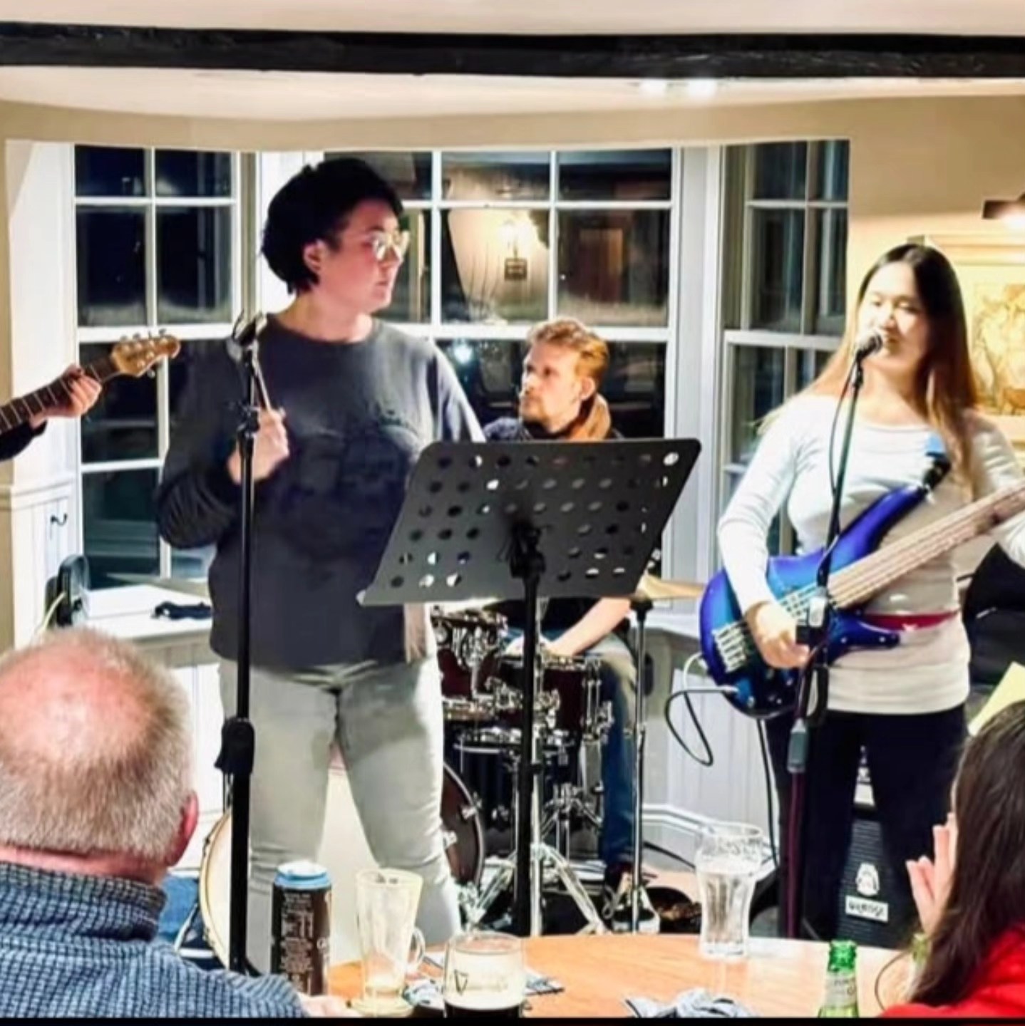 Fantastic debut gig with our new band @velvetfrequencyband !
Photo taken by: John white
@maisieglessing
@frompera
#giggingmusician #gig #giggingdrummer #drums #music #coversband