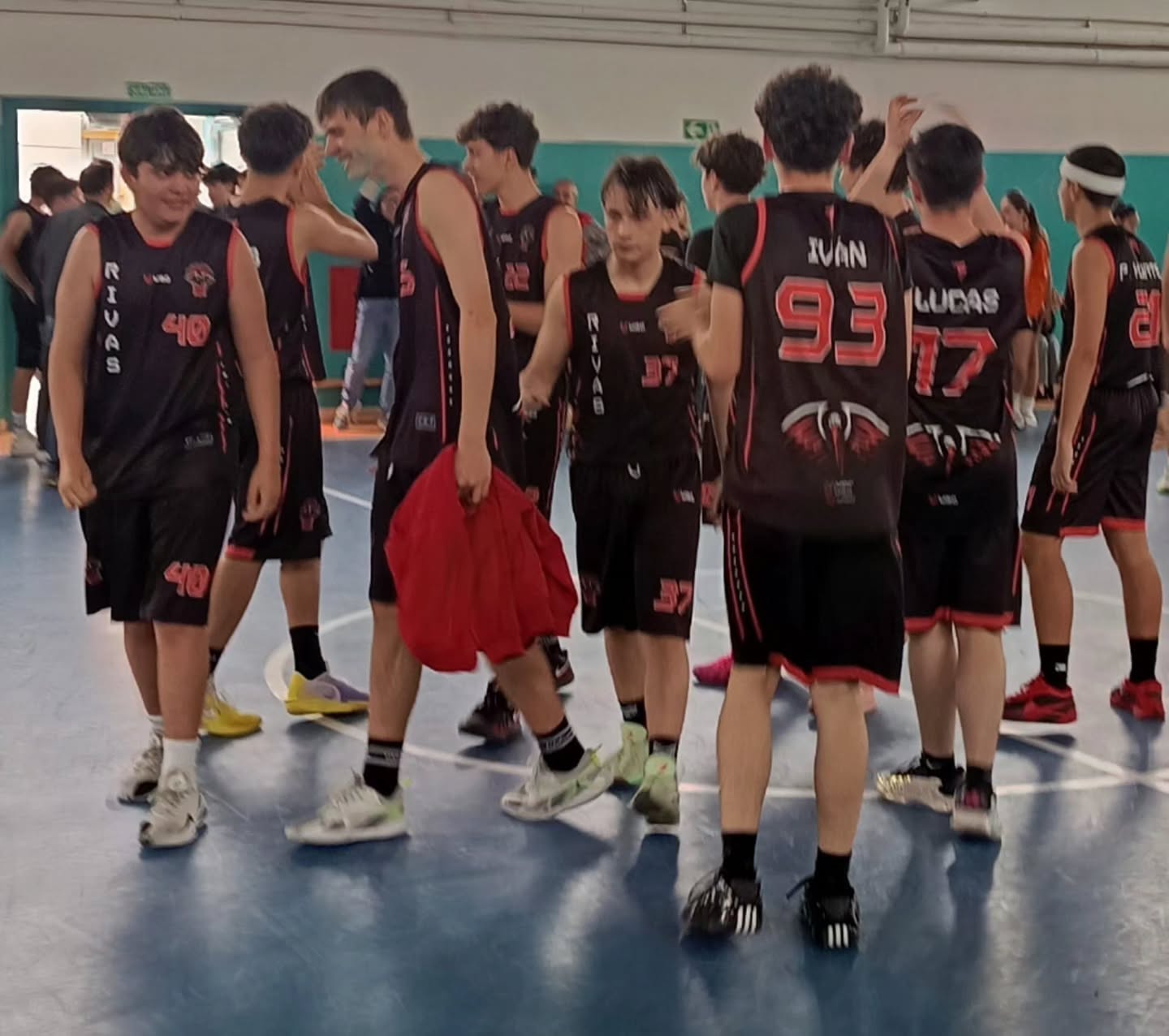 Junior 08/09 gana a domicilio a Fénix Boadilla por 43 a 47.
Partido que dominamos en todo momento, con ratos de buena defensa. En ataque seguimos sin ser resolutivos y la falta de claridad no nos permite romper el partido definitivamente.
Aun así, conseguimos una diferencia en el último periodo de 13 puntos, que nos dio la tranquilidad, a pesar del arreón final a la desesperada de nuestro rival, para que el resultado final fuera más corto que lo visto durante el partido.