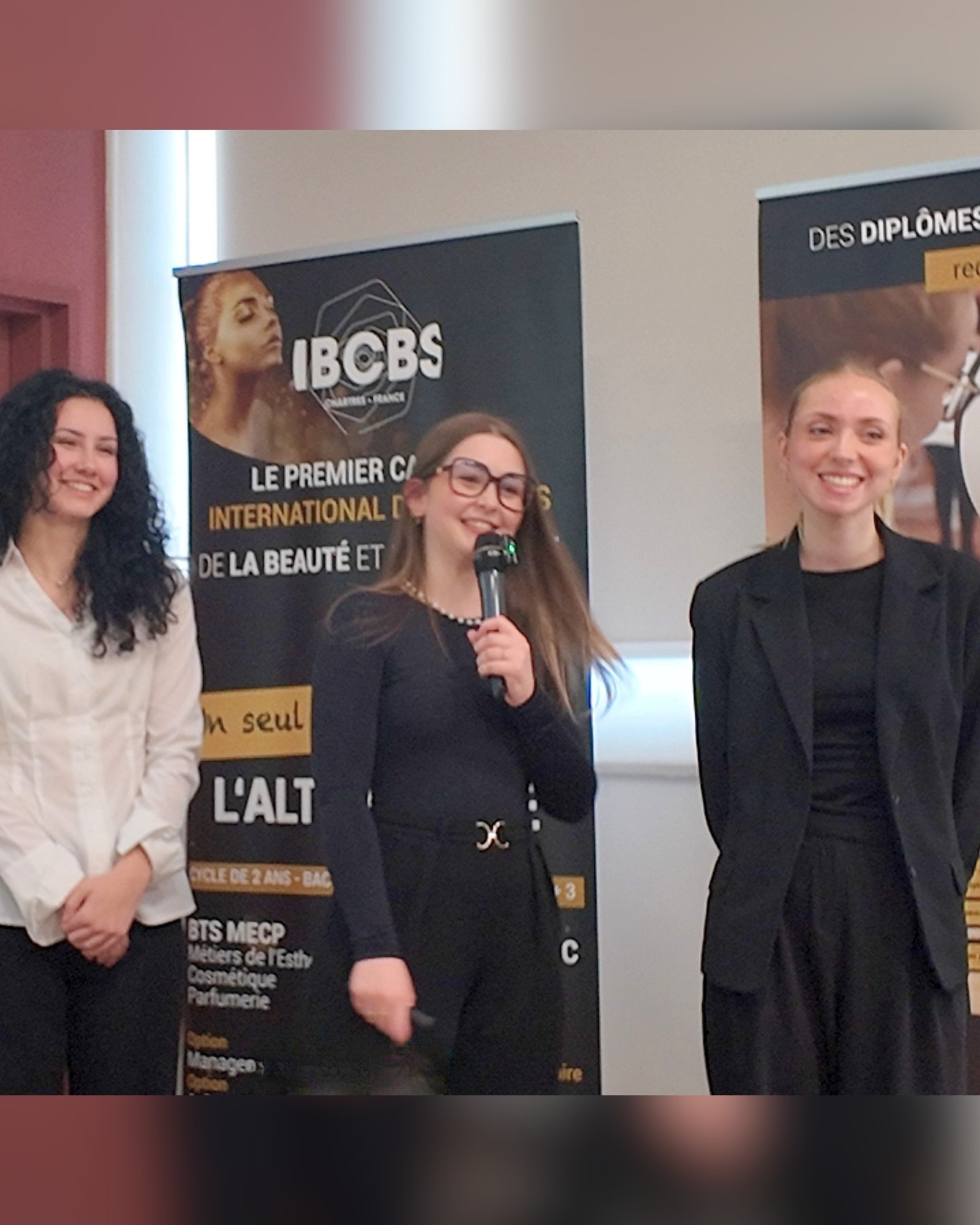 ✨ Un défi professionnel relevé avec brio par nos étudiantes de BTS 1ère année en apprentissage en entreprise ✨
👉 Donneur d’ordre : le service Marketing d’une marque de cosmétiques partenaire du Campus IBCBS de Chartres
👉 Mission : imaginer et concevoir 6 soins de beauté et de bien-être, pensés selon une temporalité saisonnière
👉 Signature d’une clause de confidentialité entre la marque et les étudiantes
👉 Outils de travail : remise du cahier des charges avec une dotation de produits professionnels pour élaborer chacun des soins
👉 Brief :
- Elaborer un projet marketing complet avec des vidéos professionnelles en anglais et en français
- Proposer une formation à destination des professionnels clients de la marque
⏱️ Une deadline stricte : 2 mois et demi, pas un jour de plus, pour relever le défi
💆♀️6 groupes de travail se sont mis en place pour créer bien plus que des soins : de véritables expériences client reproductibles en entreprise avec des protocoles holistiques et des ambiances sonores et sensorielles.
En ce tout début d’avril, le grand show ! Le service marketing de la marque s’est déplacé au Campus IBCBS de Chartres pour assister aux 6 présentations.
Une étape clé, intense et parfaitement orchestrée par l’équipe pédagogique !
🎓 Un projet mené en mode collaboratif, dans la continuité de la pédagogie innovante signée Régine Ferrère.
Du premier brief au grand show final, nos étudiantes ont vécu une véritable aventure humaine et professionnelle.
👏 Une expérience inouïe… Exactement ce que l’on attend d’une étudiante en BTS en option management ou formation marques
Une immense fierté pour Régine Ferrère et son équipe pédagogique managée par Laura qui a suivi et encadré les étudiantes en mode projet.
Bravo à toutes et à tous !