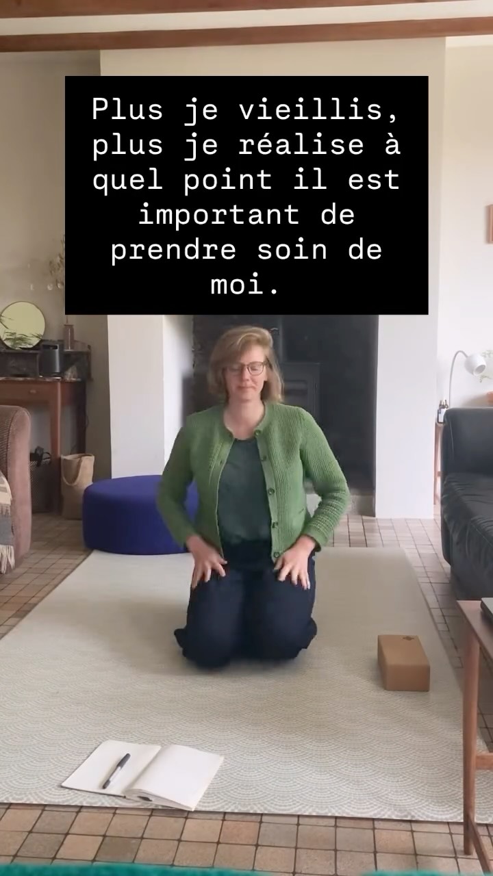 Plus je vieillis, plus je réalise à quel point il est important de prendre soin de moi, et je le pense vraiment, tant sur le plan physique que mental et émotionnel…le yoga joue un rôle essentiel pour moi- le movement qui me rend forte, respiration qui me centre et méditation qui m’ancre dans le moment présent. Ce n’est pas de l’égoïsme de ma part. C’est simplement que je prends du temps pour moi afin de pouvoir être là pour les autres.
Ma pratique personnelle est si importante. J’adore changer de rôle et être élève… En fait, je suis et je serai toujours une élève dans ma pratique du yoga, j’apprends toujours.
—
ENG
The older I get, the more I realise how important it is to look after myself – and I mean that in every way- physically, mentally and emotionally… Yoga plays a vital role for me: the movement that strengthens me, the breathing that centres me, and the meditation that grounds me in the present moment.
It’s not selfish of me. It’s simply that I take time for myself so that I can be there for others too.
My personal practice is so important. I love switching roles and being a student… In fact, I am and always will be a student - always learning.