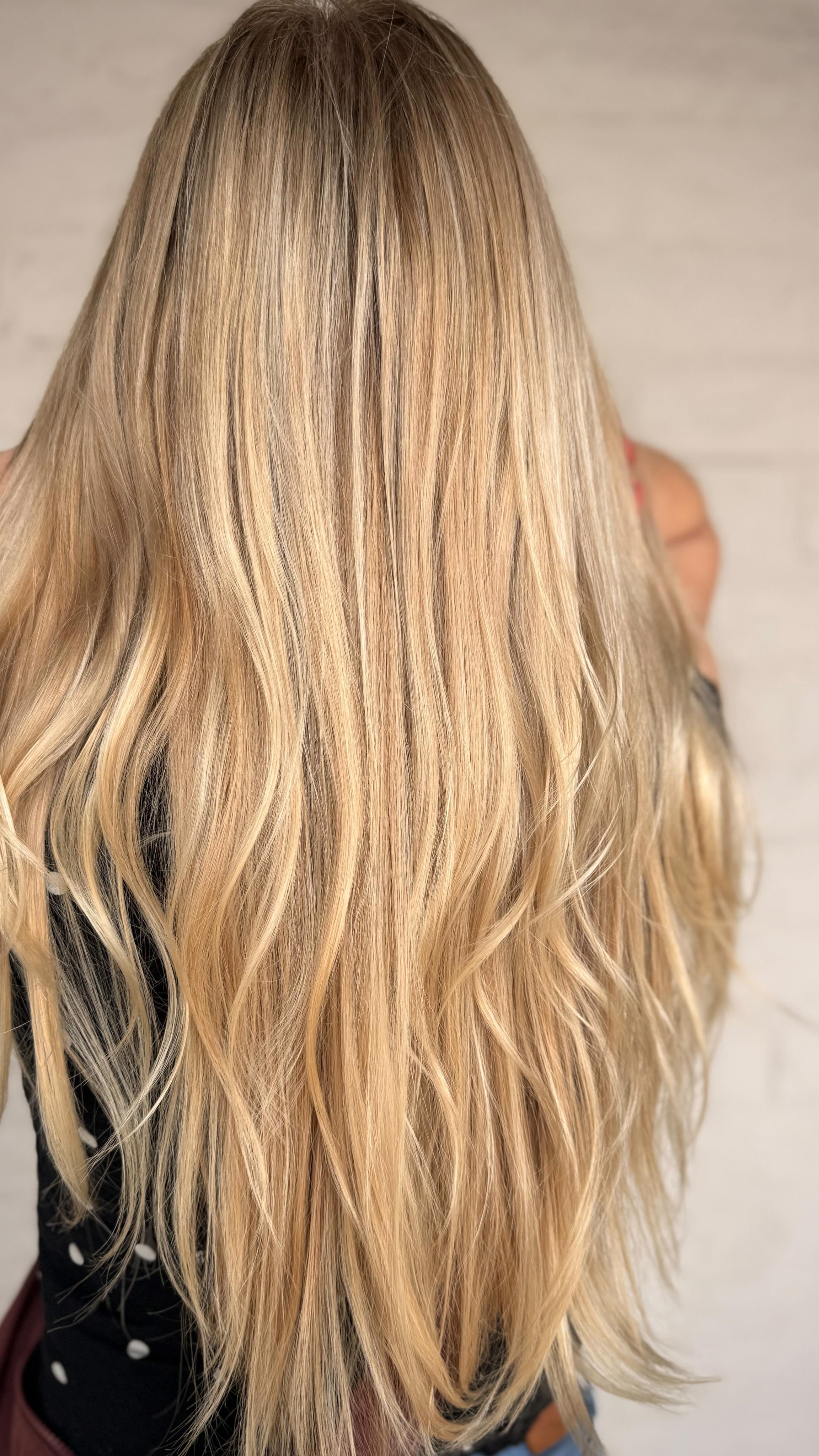 Brandy created the most beautiful golden blonde ✨
She kept her natural root in mind to enhance her blonde pops. The result is a soft, dimensional blonde that grows out effortlessly and feels just as good as it looks 🤍
Hair by @hairbybeefoss
#scvhairstylist #santaclaritahair #scvsalon #scvmoms #santaclaritahairstylist