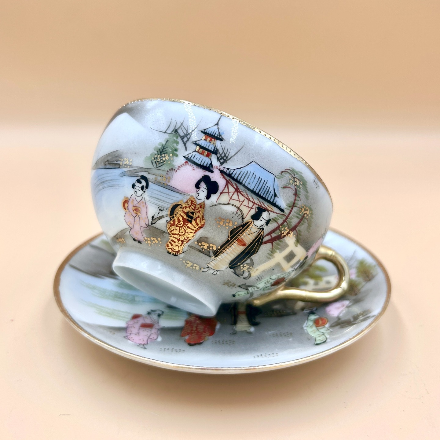 ❌ SPRZEDANA | Filiżanka z lat 30-40. XX w., Japonia
Japoński zestaw do herbaty/kawy z ciennkościennej porcelany dekorowany w stylu kutani.
Kutani export ware z lat 30.–40. XX wieku stanowi kontynuację tradycji dekoracyjnej Kutani, dostosowaną do gustów zagranicznych odbiorców poprzez intensywną kolorystykę, złocenia i często uproszczoną ikonografię. Produkcja ta miała charakter półseryjny i eksportowy, łącząc motywy tradycyjne z bardziej schematycznym wykonaniem odpowiadającym rosnącemu zapotrzebowaniu rynku międzynarodowego.
Stan idealny - mimo wieku bardzo niewielkie ubytki na emalii i złoceniach.
Spodek: śr. 13 cm
Filiżanka: 5 cm x 10 cm, poj. 180 ml
90 PLN + 20 PLN koszt przesyłki