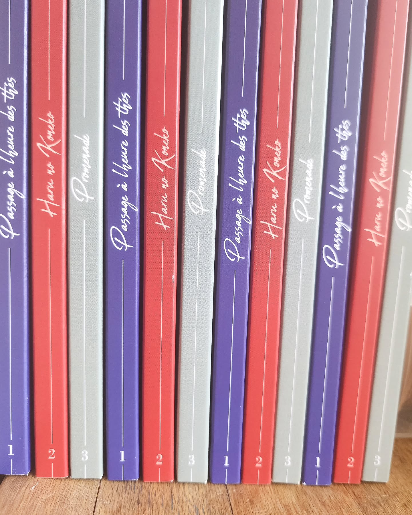 CHANGEMENT DE PROGRAMME ! la sortie des coffrets est repoussée de quelques jours ! Elle ne sera pas demain à 16h non non non
Ma carte graphique est décéydée et comme j'ai démonté mon pc pour constater le décès je n'ai pas pu mettre à jour le site
Donc, il me reste encore quelques tests à faire pour être suuuuure qu'elle ne reviendra pas à la vie
Après quoi je pleurerai un bon coup devant les prix des CG pour la remplacer
Je vais trouver un pc à emprunter pour faire la mise à jour du site et je vous préviens quand tout sera à jour
Il y aura: les coffrets, les nouvelles couleurs, et des grab box
Vous savez déjà quelles couleurs vous voulez ?
Les coffrets sont en petits nombres, la vente des premiers financeront le restock alors on compte sur vous !
Désolée à @oh.my.goz et @maurane.do, on décale un poil mais ça laisse un peu plus de temps pour en parler mdrr👀