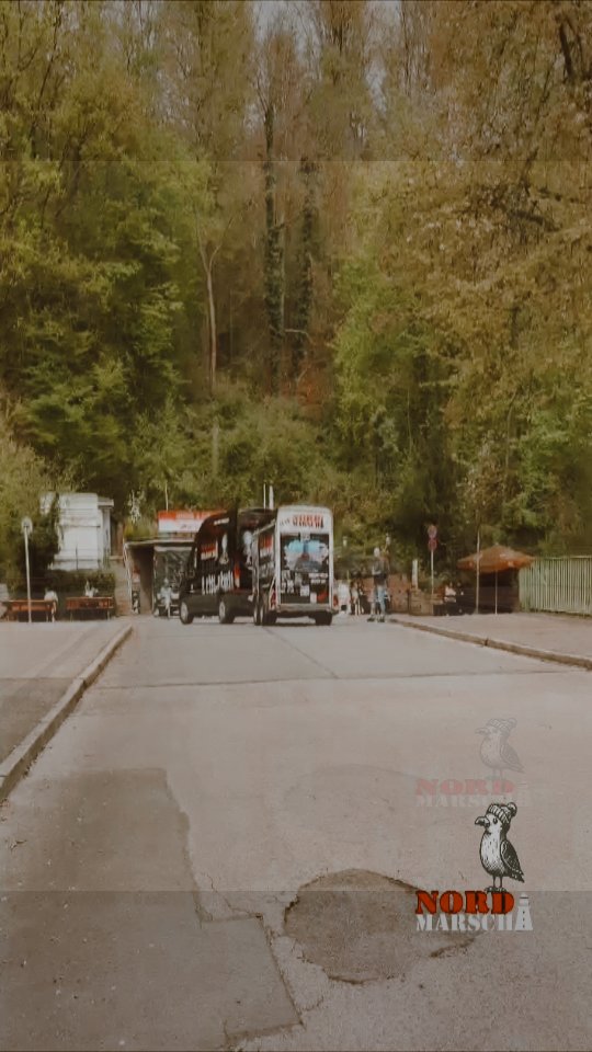 Team Nord-Marsch mit den Family&Friends verabschiedet sich aus Essen und nimmt Kurs Richtung Hamburg!
Ob es reicht, daß wie es bei uns üblich ist, auch beim "Glück-Auf-Marsch"alle guten Dinge 3 sind?
Unsere Essen-Crew sagt:"NEIN!"
...und tatsächlich haben wir aus dem Norden den Ruhrpott & Essen schon ein bisschen ins Herz geschlossen.
Wo gibt es bei uns so schöne Höhenmeter, außer im Blankeneser Treppenviertel wie beim Hamburg-Marsch?
Wir denken die nächsten 390km darüber nach, ob es
2027 zum vierten Mal auf Tour geht!
Wir wünschen Euch einen schönen Sonntagabend...
...Eure Nord-Marscher und alle unglaublich tollen Beteiligten, die das Wochenende mit ganz viel ❤️
im Einsatz waren!
#tschüss #essen #abnachhause #füßewaschen #abinsbett