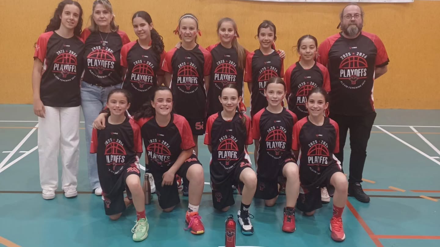 El Alevín femenino B se enfrentó al Alevín femenino A de Baloncesto Rivas en un partido muy especial: era la primera vez que entrábamos en playoff, y el equipo lo afrontó con muchísima ilusión y alegría.
Desde el inicio el encuentro se presentó intenso. El equipo A planteó una defensa muy fuerte y presionante que nos dificultó mucho llegar con claridad a nuestra canasta. Nos costó encontrar espacios y generar tiros cómodos, y eso nos obligó a trabajar cada posesión con más paciencia.
Aun así, el equipo no perdió la sonrisa ni las ganas. Seguimos luchando, ajustando la defensa y buscando soluciones en ataque entre todas. Fue un partido de mucho aprendizaje, donde la actitud y la energía del equipo estuvieron por encima de las dificultades.
Jugar nuestro primer partido de playoff ya es un premio al esfuerzo de toda la temporada. ¡Seguimos creciendo!