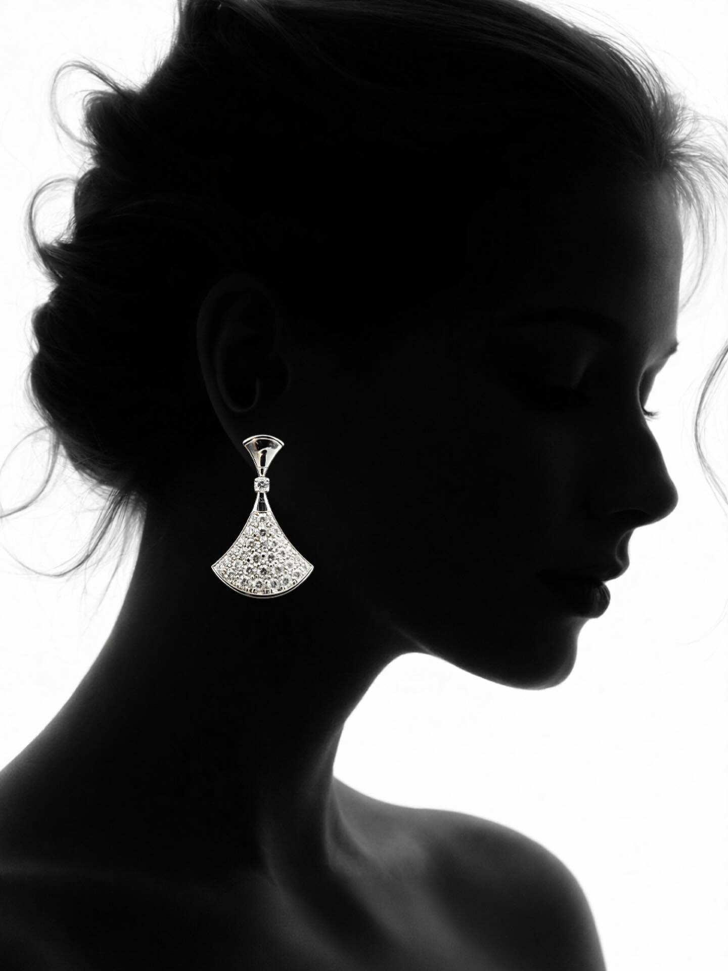 Grace in every line. Brilliance in every detail.
โจThese white gold diamond drop earrings are designed to catch the light with quiet sophistication and timeless allure.
An elegant finishing touch for moments that deserve to be remembered.
๐ 012 460 7231โจ๐ง mmf@alexa.co.zaโจ๐ www.viennajewellers.com
#ViennaJewellers #DiamondEarrings #WhiteGoldJewellery #DiamondDropEarrings #FineJewellery