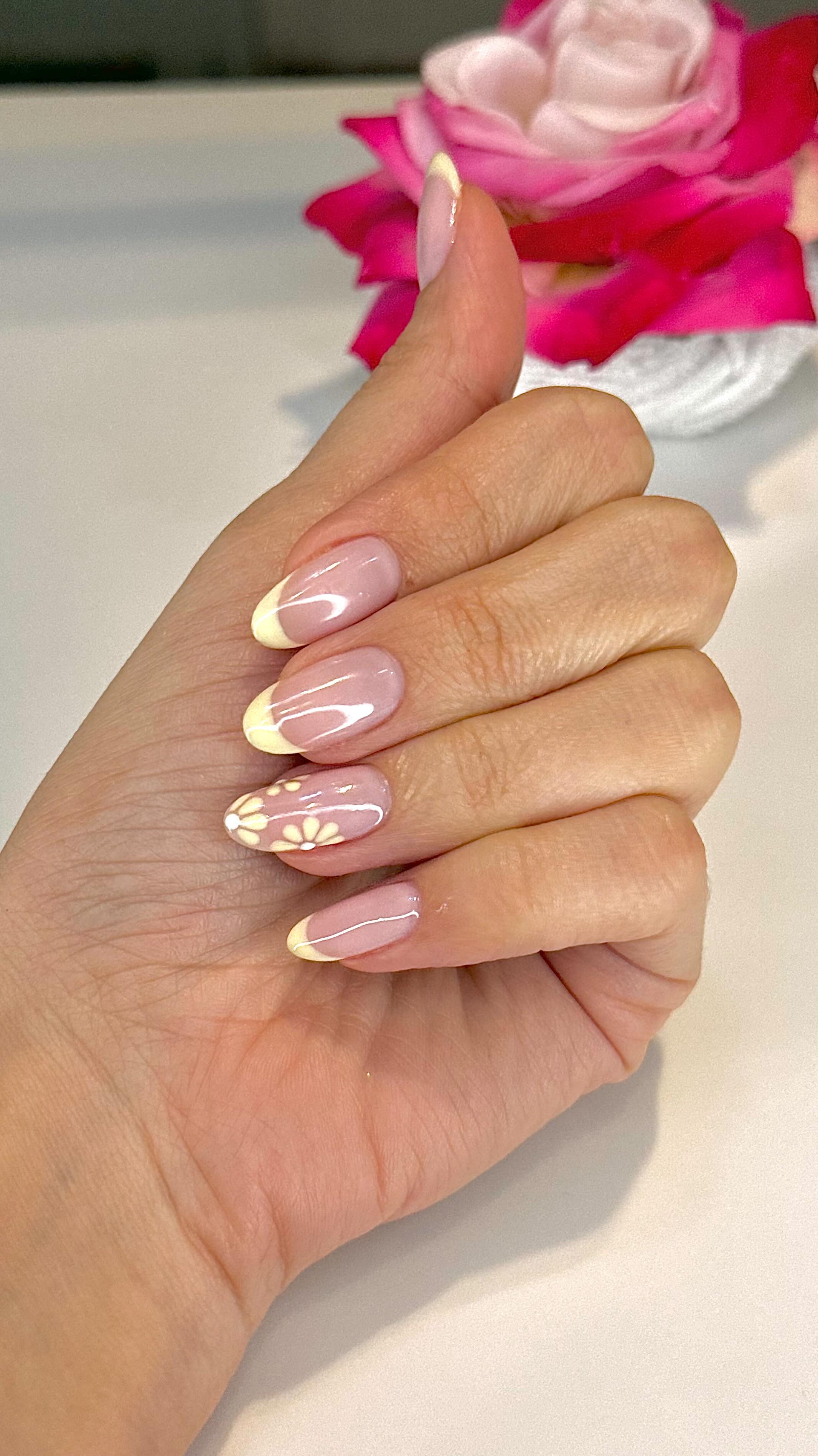Summer Nails 💛🌼
#BeautyBoxQatar #naildesignqatar #summernailsinspo #nailsqatar #flowernails