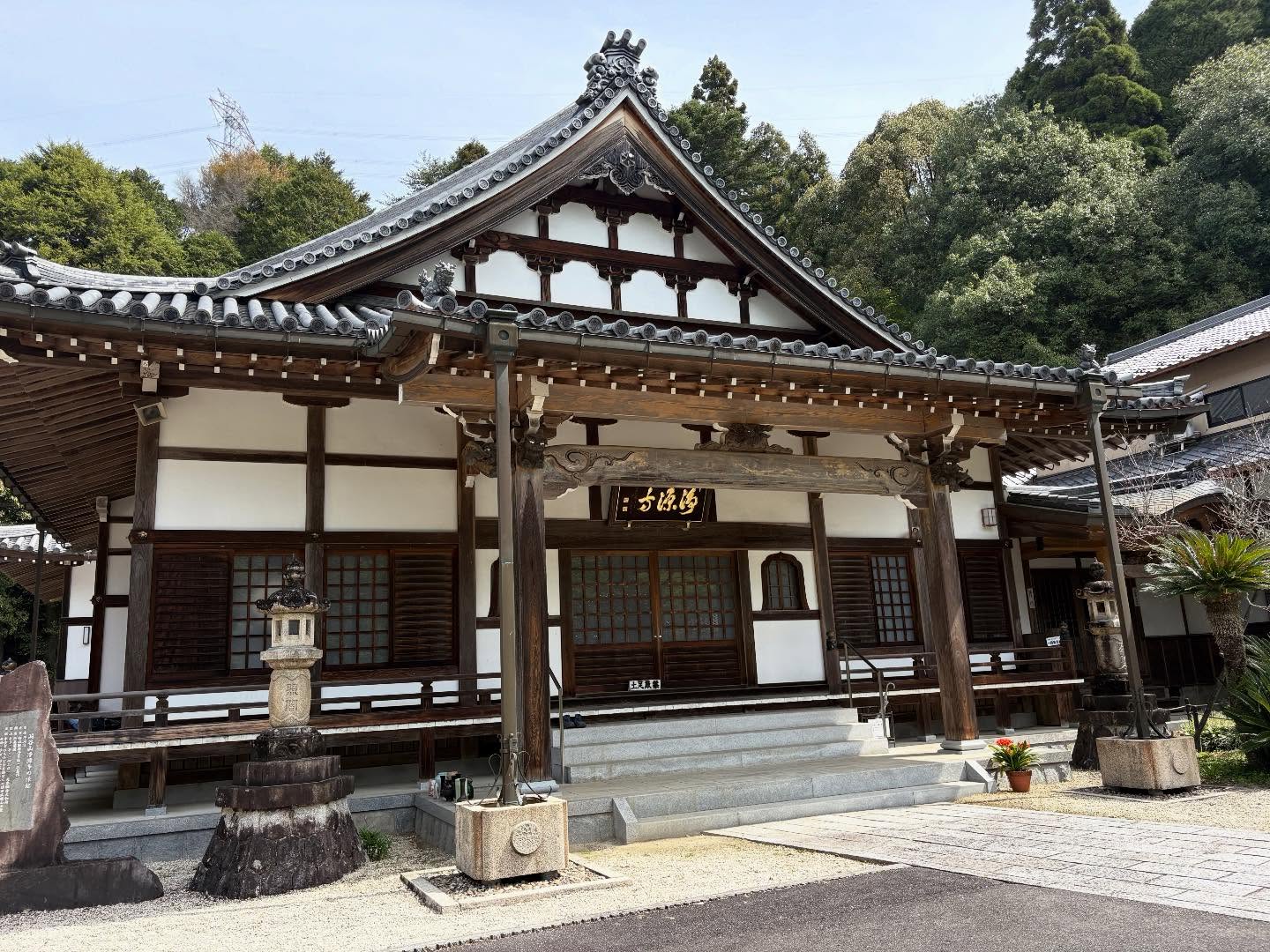 瀬戸市にあるお寺様の小工事。
本堂の一部を板張りにしたので寸法直しをお願いしたいとのご依頼でした。
新しい畳表を使用した方が手間がかからないのですが、2畳だけが青く目立ってしまうので今回は既存の表と縁を丁寧に剥がして再使用、寸法も上手く収まりました👌
#お寺の畳
#瀬戸市畳
#和室リフォーム
#名東区畳
#名東区襖
名東区 天白区 千種区 昭和区
瑞穂区 守山区 日進市 長久手市
東郷町 瀬戸市 尾張旭市
〜畳〜襖〜障子〜網戸〜張替え
丸孝畳店 マルタカタタミテン
名古屋市名東区高間町269番地
☎️052-701-6960
