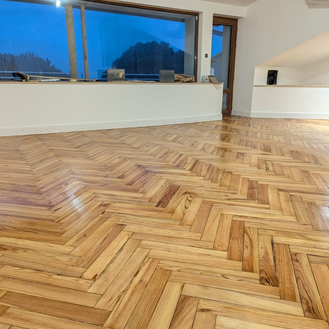 Clap de fin pour ce chantier de rénovation d'un super parquet massif pitch pin pour une surface de 140 m² !
Application d'un verni Bona Traffic Mat HD
Superbe chantier sur la commune d'Andernos avec une vue à couper le souffle ! Un grand merci aux clients pour leur confiance !
#rénovation #ponçage #parquetmassif #pitchpin #vitrification #vitrificationparquet #andernos #parquetdargent