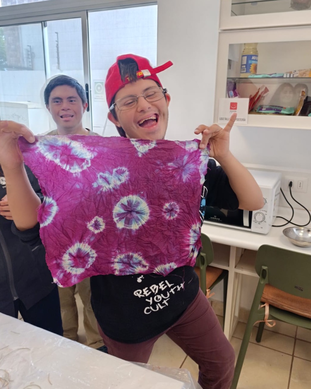 Taller de Arte en TVI: explorando el Shibori
En el grupo de Transición a la Vida Independiente (TVI) seguimos descubriendo nuevas formas de expresión 💛
Esta vez trabajamos con la técnica japonesa Shibori, una forma de teñido que nos permitió experimentar con pliegues, amarras y colores, creando diseños únicos e irrepetibles.
Cada participante pudo explorar su creatividad, desarrollar habilidades y disfrutar del proceso artístico en comunidad 🤝
¡Nos encanta ver cómo el arte se transforma en una herramienta de expresión, aprendizaje y alegría!
#Edudown #TVI #Inclusión #ArteInclusivo #Shibori #VidaIndependiente