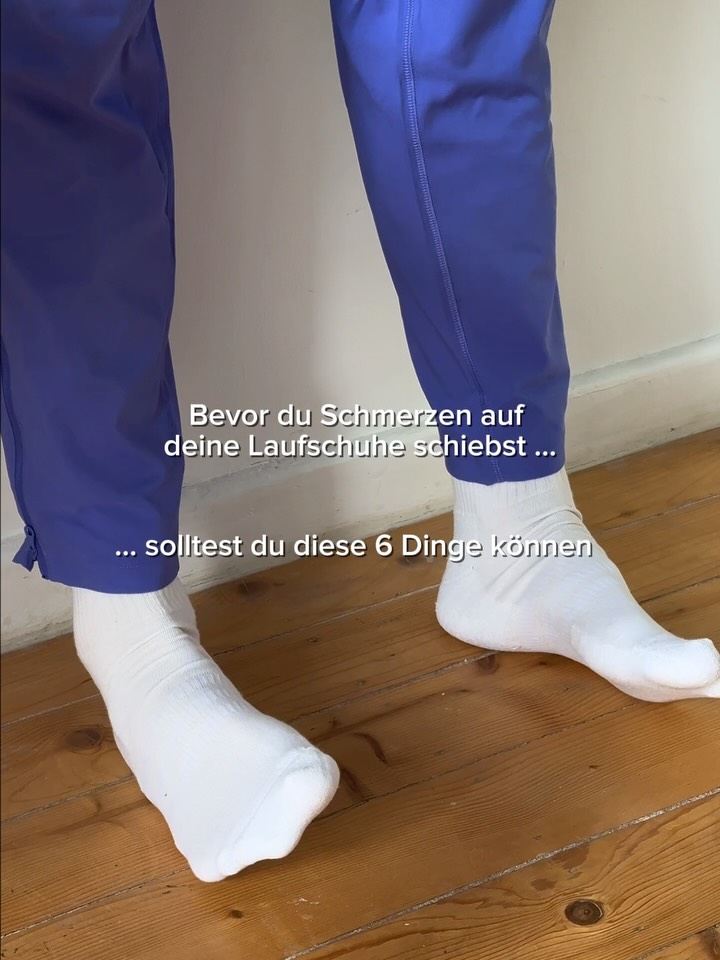 Dein Fuß/ Unterschenkel sollte diese 6 Dinge deshalb beherrschen,
Dorsiflexion
Wichtig für ausreichende Sprunggelenksbeweglichkeit; verbessert Stoßdämpfung und reduziert Verletzungsrisiko, da Bewegungen nicht eingeschränkt werden und weniger kompensiert wird.
Pronation / Supination
Wichtig dafür, Energie effizient aufnehmen zu können und wieder an den Boden abzugeben. Pronation dient der Stoßabsorption, Supination der Stabilität und Kraftübertragung beim Abdruck.
Extension im großen Zeh
Entscheidend für den sogenannten „Windlass-Mechanismus“; erhöht die Fußsteifigkeit und ist entscheidend für einen „runden“ Gangzyklus und die Lauf-Technik.
Plantarflexion Kraft
Liefert die Hauptantriebskraft beim Laufen; starke Wadenmuskulatur sind die Grundlage für weniger Verletzungen. Häufig viel zu leichte Gewichte werden hier genommen.
Plantarflexion Ausdauer
Nicht nur maximale Kraft sondern auch Kraftausdauer. Steht nicht im Vordergrund beim Training ist aber ebenfalls sehr wichtig für eine verzögert Ermüdung der Wadenmuskulatur und stabilisierte Lauftechnik.
Plantarflexion Reaktivität
Beeinflusst die Nutzung des Dehnungs-Verkürzungs-Zyklus; verbessert Energie-Rückgewinnung und Laufökonomie durch elastische Speicherung und Freisetzung.