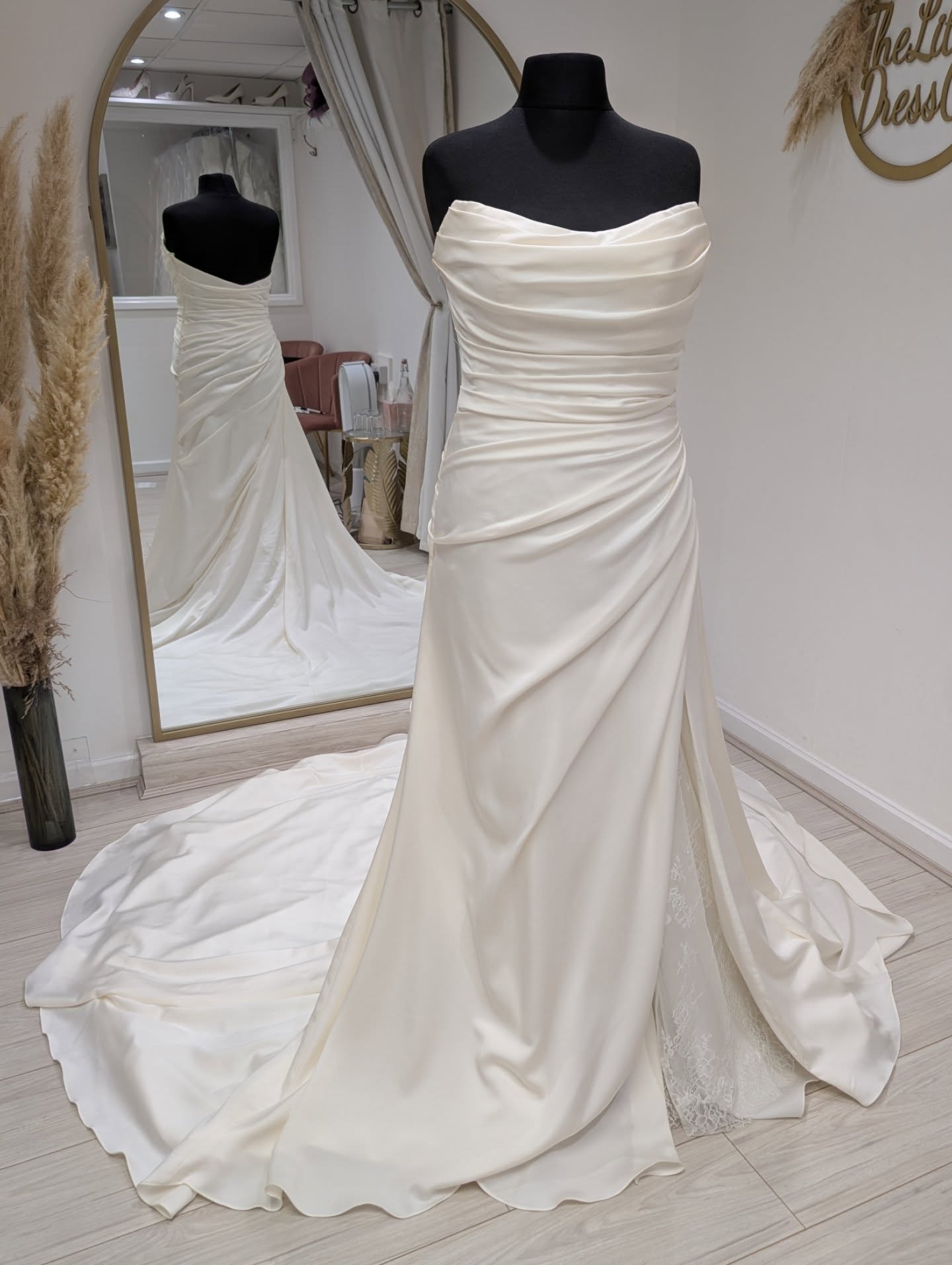 Lovely Morwenna is a beautiful classic ruched gown, with just a hint of lace detailing. Fits a high-street size 14 🤍🕊️