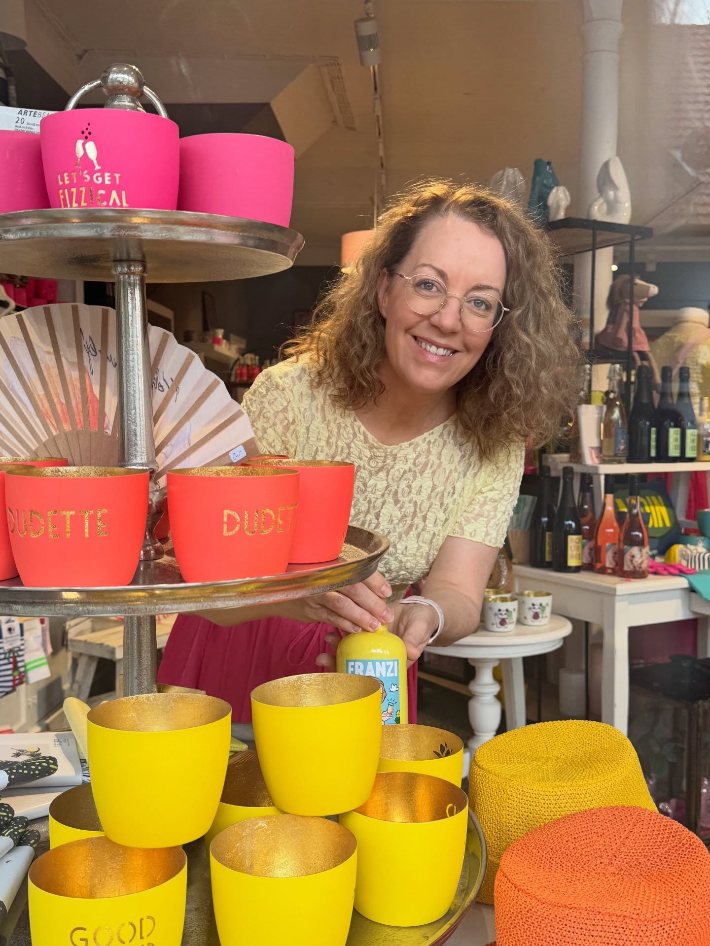 Psssst. Siehst du das? 👀
Da lugt doch glatt jemand durchs Schaufenster – und hält dabei etwas halb versteckt. Verdächtig. Sehr verdächtig.
Auflösung gefällig? Das ist Franzi! 🍋 Unser kleiner Lieblingslikör in zwei Geschmacksrichtungen: einmal der klassische Franzbrötchenlikör (Norddeutschland, wir verstehen uns) und die aktuelle Saisonsorte Zitronenrollenlikör – weil der Frühling nach Zitrone schmecken soll.
Und die bunten Windlichter und Töpfe drumherum? Auch nicht zu verachten. Aber erstmal: Franzi. Prioritäten. 😄
Komm rein und probier – wir haben beide Sorten für dich!
Pauline Worpswede
Bergstraße 26 · 27726 Worpswede
paulineworpswede.de
Mo–So 11–18 Uhr
Ab 18 Jahren 🔞
#PaulineWorpswede #Franzi #Worpswede #Franzbrötchen #Likör