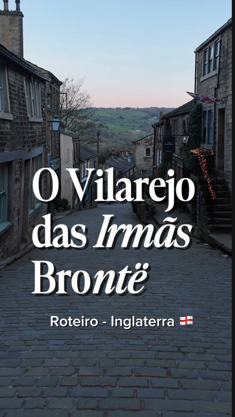 Haworth, mais conhecido como o vilarejo das irmãs Brontë, ou como os ingleses chamam o país das Brontës, fica no norte da Inglaterra, e é um daqueles lugares onde a literatura ganha vida fora dos livros.
Foi nesse vilarejo que as irmãs Brontë, autoras de clássicos como Jane Eyre e O Morro dos Ventos Uivantes e a inquilina de Whidfell Hall viveram e encontraram inspiração nas paisagens intensas dos moors de Yorkshire.
Hoje, o vilarejo preserva essa atmosfera única: ruas de pedra, silêncio e uma conexão profunda com a natureza e a criatividade.
Uma visita que vai muito além do turismo é uma imersão na história da literatura inglesa.
🎬 Temos o vídeo completo dessa experiência no nosso canal EmiLou Day by Day - irmãs Viajantes
Você já foi lá? Tem vontade de conhecer?
