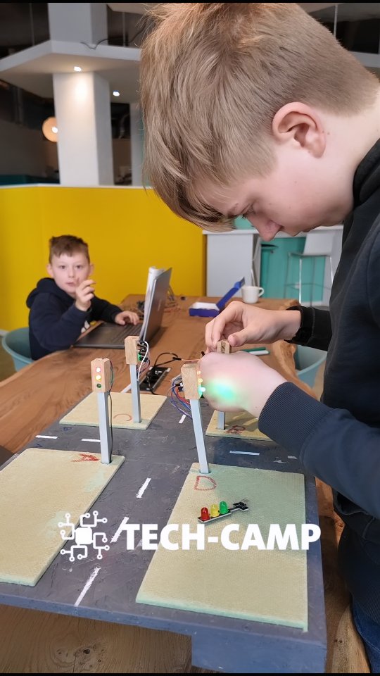 Smart City Kreuzung im Workshop 🚦
Ein Jugendlicher baut die Ampelschaltung mit vier Ampeln und verkabelt gerade die komplette Steuerung. Das System kann mehr als nur Rot Gelb Grün. Auf der Hauptstraße wird die Geschwindigkeit gemessen und gleichzeitig erkannt, ob sich ein Stau bildet. Je nach Situation reagiert die Ampellogik und passt die Schaltphasen an, damit der Verkehr sicherer und flüssiger läuft.
Verkabelung prüfen, Funktionen testen, Fehler finden und optimieren, bis alles zuverlässig läuft. Genau so fühlt sich echte Technikentwicklung an. Hands on und mit sichtbaren Ergebnissen.
#MINT #SmartCity #Elektronik #Programmieren #Berufsorientierung