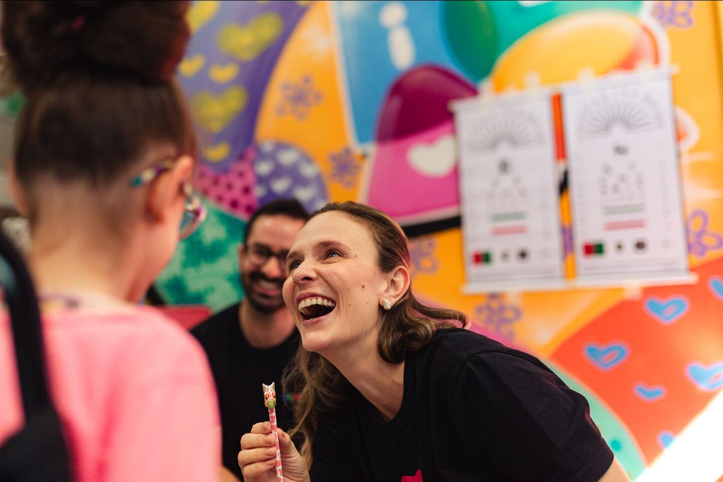 “Conheça todas as teorias, domine todas as técnicas, mas ao tocar uma alma humana, seja apenas outra alma humana.”
O voluntariado sempre fez parte de quem eu sou, desde a infância, como algo natural, quase silencioso.
Hoje, com mais maturidade, entendo que essa troca vai muito além de ajudar.
Eu também sou profundamente tocada.
Aprendo com as histórias, com as dificuldades, com a força de cada pessoa que encontro.
E recebo, em troca, o que há de mais valioso: um afeto genuíno e transformador.
No fim, somos todos apenas almas humanas nos encontrando.
Dra. Juliana Wagner Dada
Referência em Estrabismo adulto e infantil
Especialista em Oftalmologia Pediátrica
CRM39665
RQE35215
#estrabismo #saudeocular #oftalmopediatria