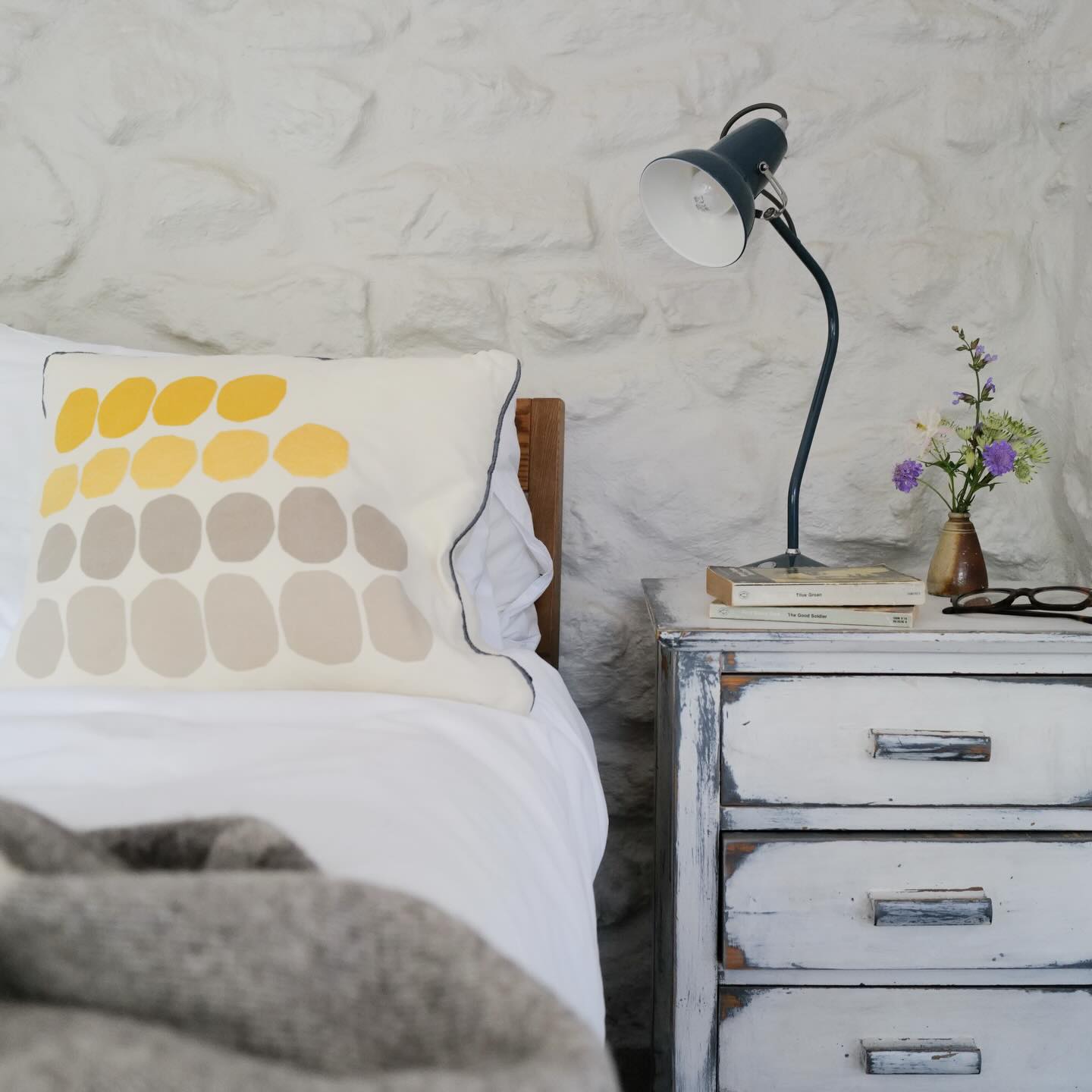 A slow Saturday morning in Smugglers Lane.
Smugglers is our one-bedroom cottage, perfect for couples or single travellers and, of course, dogs are very welcome too.
#selfcatering #selfcateringcornwall #modernrustic #cornwall #lovecornwall