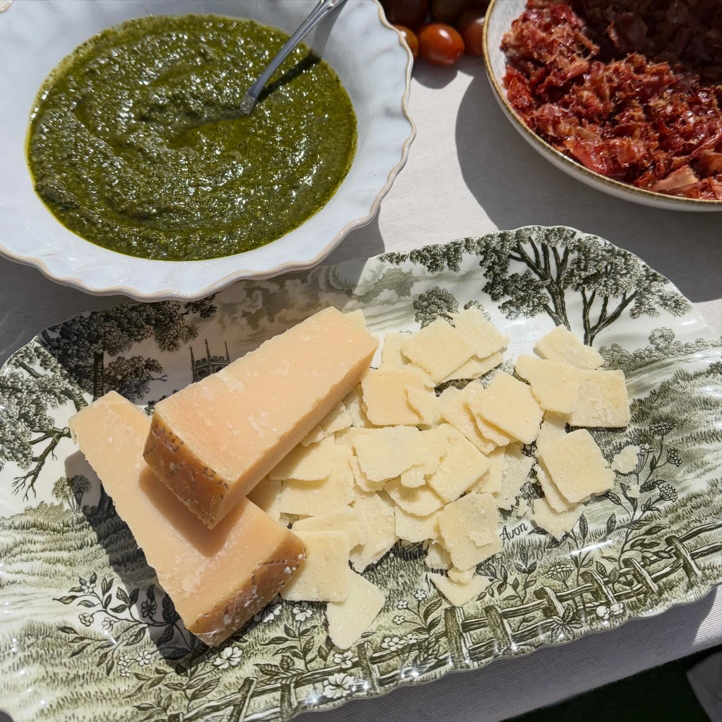 The pasta bar 🍝🌿🍅🧀
Con la llegada del buen tiempo celebrar en casa es un planazo!! Comer en el jardín, buena compañía y sobremesas que se alargan…
Hacer una barbacoa o una paella es un éxito asegurado pero hay muchísimas más posibilidades, opciones diferentes, pensadas para ti y tus invitados que harán que seas el mejor anfitrión!!
Si quieres celebrar en casa sin complicarte, contacta con nosotros y nos encargamos de todo!! Tenemos un montón de opciones ☎️