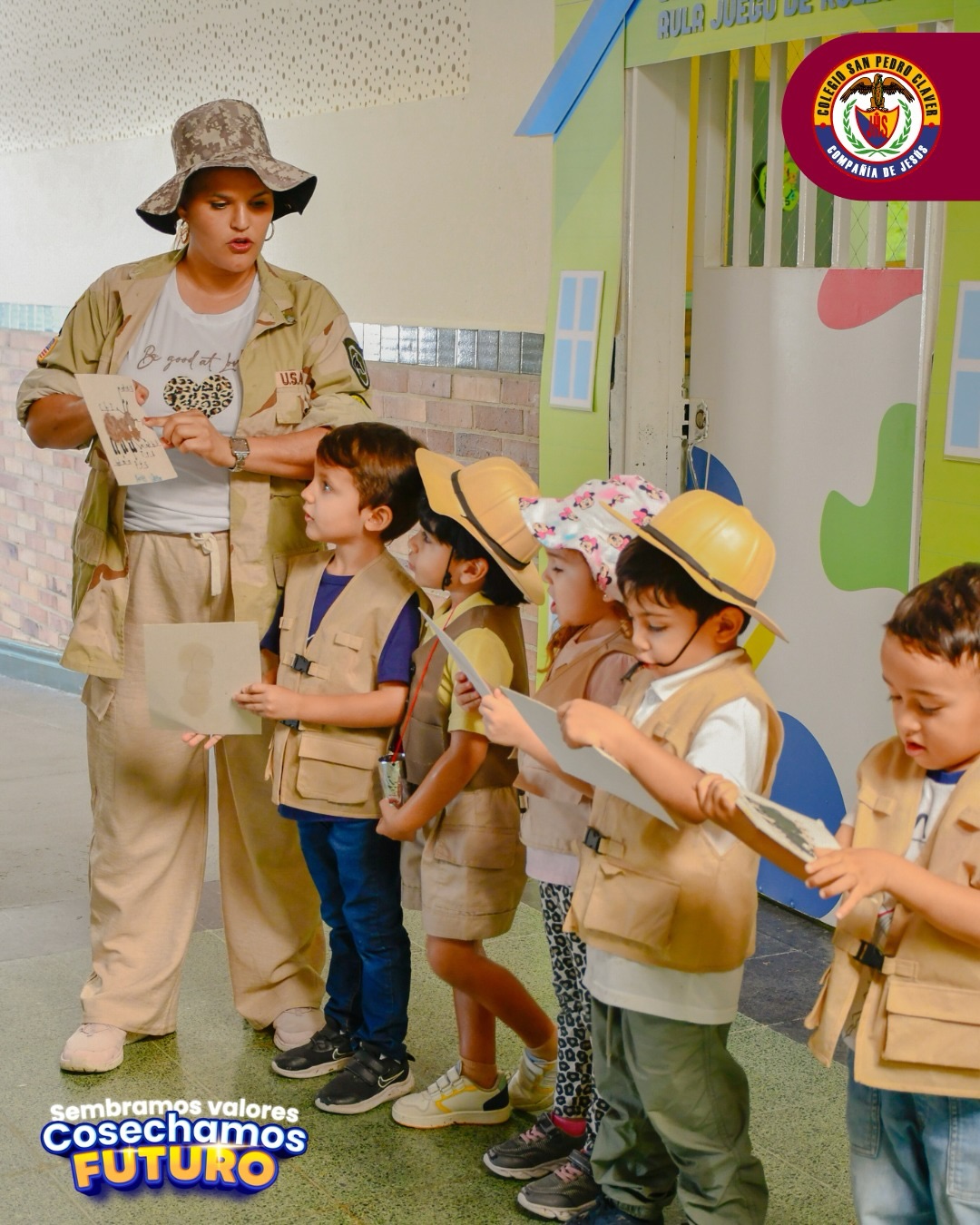 Pequeños en tamaño, gigantes en curiosidad 🐜✨
Nuestros claverianos de Jardín, de las sedes Conucos y Campestre, vivieron el cierre de su proyecto de aula “¿Cómo hacen las hormigas para cargar cosas tan grandes siendo tan chiquitas?”, una experiencia que transformó la pregunta en descubrimiento, el juego en aprendizaje y la exploración en conocimiento.
A través de estaciones vivenciales, las familias se sumaron a este viaje, participando activamente en actividades que reflejan el asombro, la creatividad y el pensamiento investigativo de nuestros niños. Cada espacio fue una oportunidad para comprender, desde la experiencia, conceptos como la fuerza, el trabajo en equipo y las características de los seres vivos. 🌱
Celebramos lo aprendido, la capacidad de nuestros estudiantes para observar, preguntar, comunicar y construir sentido del mundo que los rodea. Porque en cada pequeño explorador, habita un gran científico en formación. 💡
💬 Desliza y descubre cómo, paso a paso, construimos aprendizajes que dejan huella.