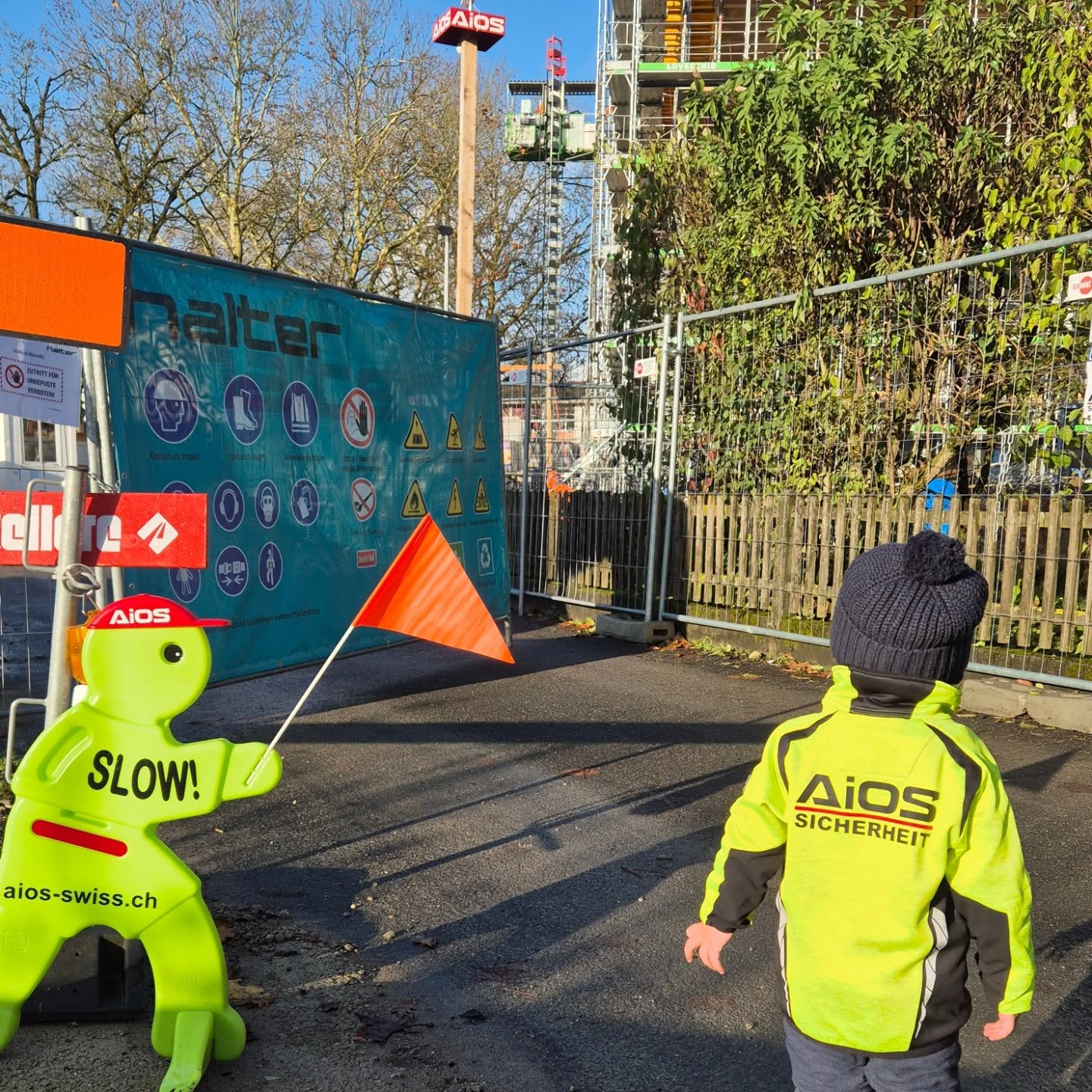 🔒🚧 AiOS Baustellen Sicherheit – Umbau Schulhaus.
Unser Fokus liegt besonders auf den Kleinsten! Kinder sind sich oft der Gefahren auf und um Baustellen nicht bewusst und Baustellenmitarbeiter sind häufig im Stress. Deshalb setzen wir alles daran, Unfälle zu vermeiden und ein sicheres Umfeld zu schaffen. Gemeinsam sorgen wir für mehr Sicherheit auf Baustellen! 💛👷♂️ #aios #aiosswiss #baustellensicherheit #kindersicherheit #unfallverhütung #halter