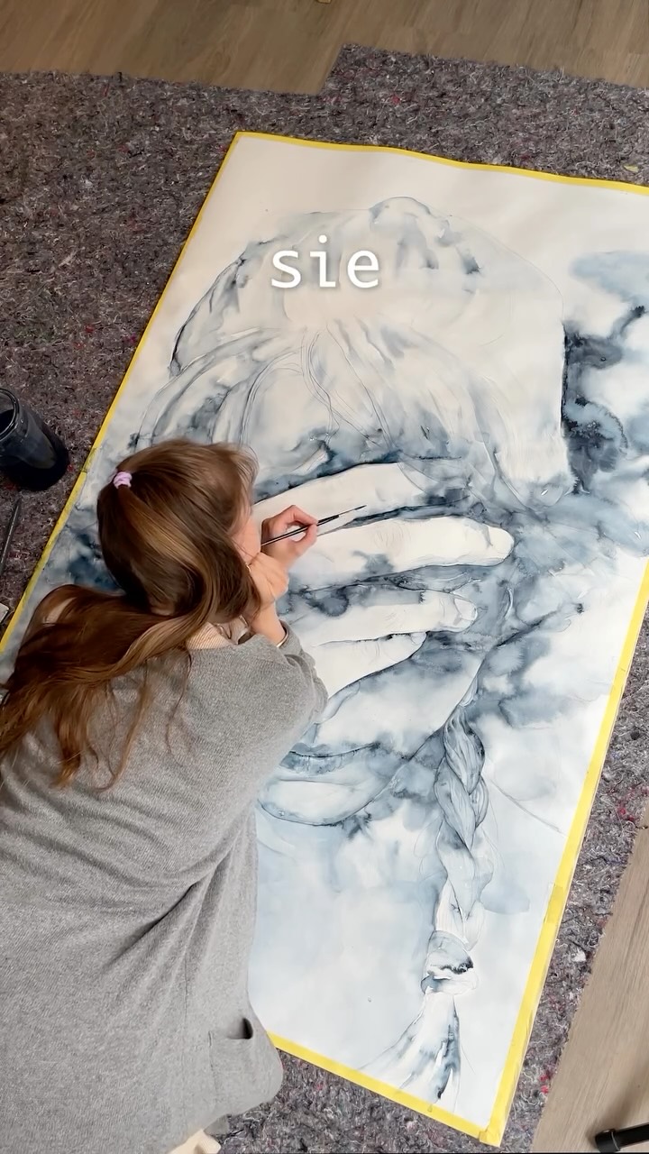 Scham ist ein Gefühl, das ich sehr gut kenne und ganz lange ignoriert habe.
Scham ist eines dieser Gefühle, die so unangenehm sind, dass man sie lieber wegdrückt.
Und gleichzeitig ist es vielleicht eines, das mir gar nicht selbst gehört, sondern über Generationen weitergegeben wurde.
Scham ist ein Selbstporträt.
Es zu malen, in dieser Größe, ihm lange Zeit zum Atmen zu lassen, hat mich dafür geöffnet, es zulassen zu können
und gleichzeitig ein Stück davon gelöst.
Gerade die letzten Momente mit dem Bild – im Liegen darauf zu malen, in aller Ruhe und Langsamkeit – haben viel bewegt.
Da habe ich die innere Befreiung gemerkt.
Als die Tränen anfingen zu laufen.
Und vielleicht ist genau das der Punkt, an dem Scham ein bisschen von ihrem Gewicht verliert.