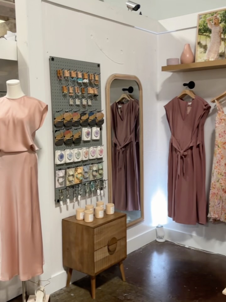 In case you missed it👀 Hollie Ray + our sister store, @shopellepark now have booths at Painted Tree in Franklin✨ Come shop a curated mix of your faves! Your next find might be waiting there🥰✨
📍Hollie Ray: Booth W7
📍Elle Park: Booth F15
#paintedtreeboutiques #shopsmallbusiness #franklin #nashville