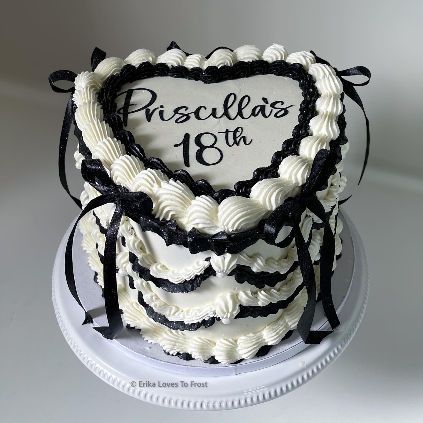 Black and White 18th Birthday vintage heart cake ✨🖤🤍 #erikalovestofrost #blackandwhiteheartcake #vintageheartcake #murrietacakes #heartcake