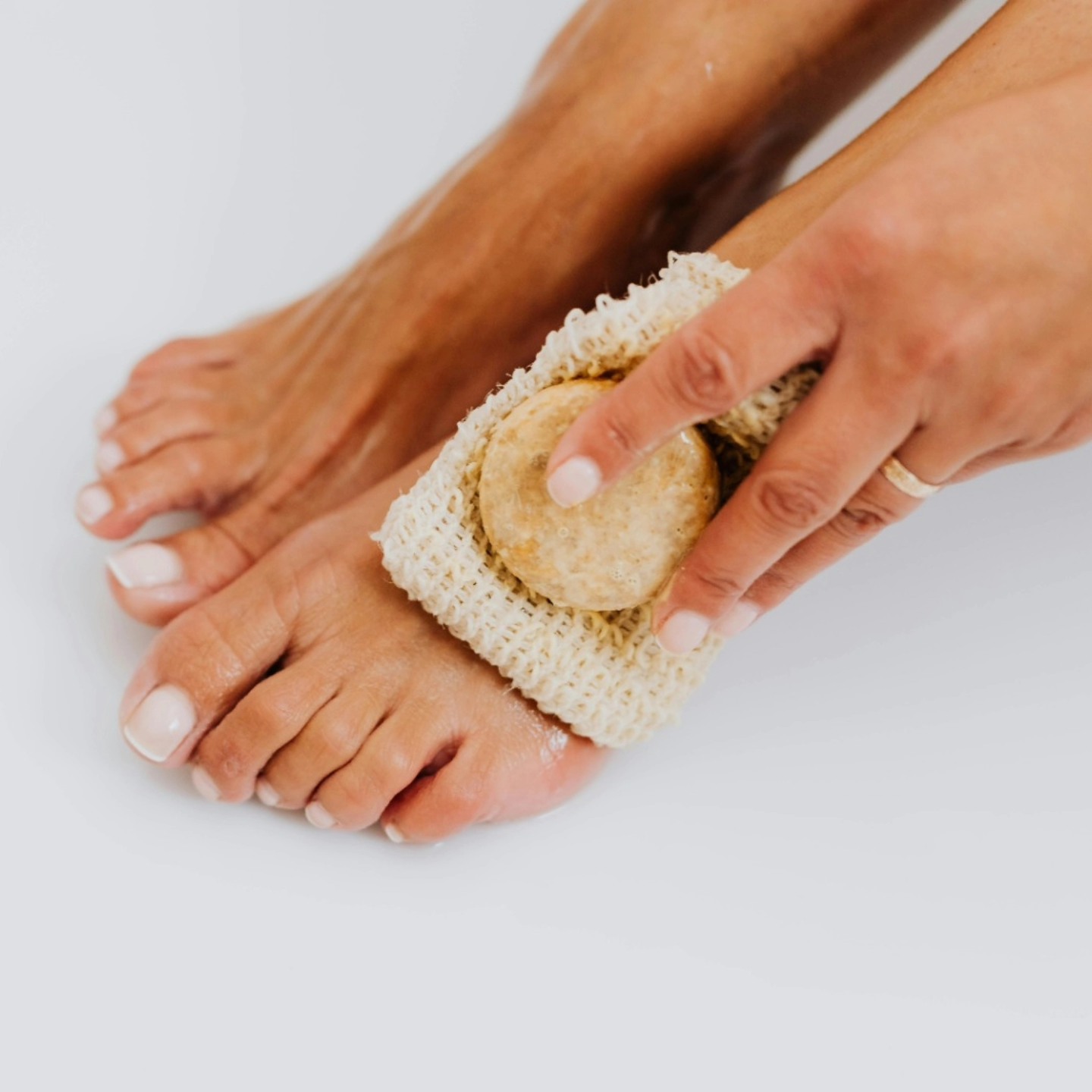 🌸✨ Geniet en geef jezelf een verwenpedicure! ✨🌸
Kom tot rust met een heerlijk warm voetenbad en een verfrissende scrub, terwijl je geniet van een heerlijke thee naar keuze ☕
Daarna geven we je voeten een esthetische pedicure.
Kies je favoriete nagellak of laat je wenkbrauwen epileren voor een mooie afwerking! 💅🏼✨
Als afsluiter kun je heerlijk wegdromen tijdens een uitgebreide voetmassage 🦶
🕒 Duur: 1 uur en 30 minuten van pure ontspanning!
Boek snel jouw moment van self-care en geef je voeten de aandacht die ze verdienen! 🌟
#voetverzorging #pedicure #wellness #selfcare #verwennerij❤️ #ontspanning #beauty #opinails #wenkbrauwen #voetmassage
Volg onderstaande link om te boeken
www.cocon2800.be