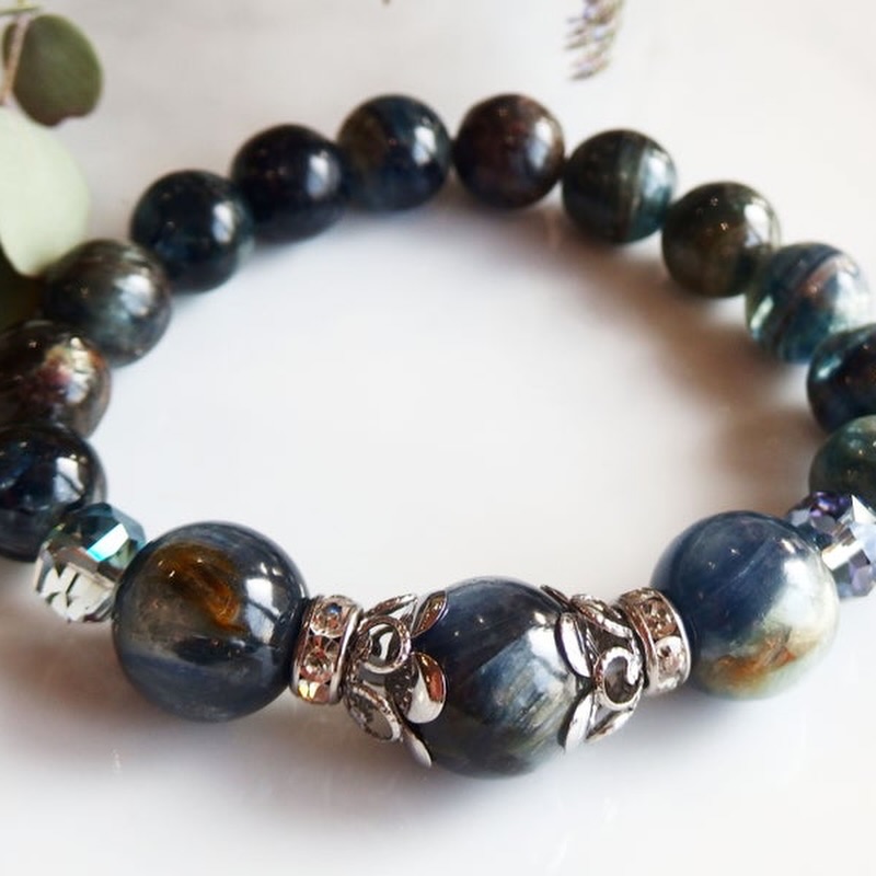 gems便り
天空と大地の響鳴
タンザニア産カイヤナイト12mmと天然ブルートパーズ
深く澄んだ青の世界に、まるで大地の記憶を宿したかの
ような複雑な模様が広がるタンザニア産カイヤナイトとトパーズ。
共に美しい色を滲ませながら
時の定めに吹く風を受けとめて来たのかもしれない…
躍動を見せながらとどめられた静寂。
密やかな声が聞こえてくるような…趣きある石たちです。
自然が生み出した芸術的な美しさと
清らかな光の力が調和した逸品です。
物事を適切に判断し、機転を利かせることが
できるように促してくれるトパーズ。
自分の望みを叶えるためには、何かしらの犠牲を
払わなければならない…といったしがらみも一蹴し、真の望みを
明確にさせて正直になれるよう導いてくれると言われています。
五感を飛び越え、六感が導く美しい石たち…
この石に秘められた力を目覚めさせることができるのは
このクリスタルの真の持ち主だけなのかもしれない。
🅿︎ 駐車場は店舗向かい側
白のフェンス内 ①⑦となります。
◉ 4月11日(土)…11:00〜17:00 【ガラポン祭】
◉ 4月12日(日)…11:00〜17:00 【ガラポン祭】
◉ 4月13日(月)…11:00〜17:00
詳細はこちら👇
Gems〜Ameba blog〜
⚫︎ https://ameblo.jp/gems-shop/
⚫︎ https://www.gems2009.com
⚫︎https://lin.ee/BgFe0nU
⚫︎@gems.stone
#タンザニア産カイヤナイト #雰囲気のある石 #カイヤナイト #トパーズ #山口県gems