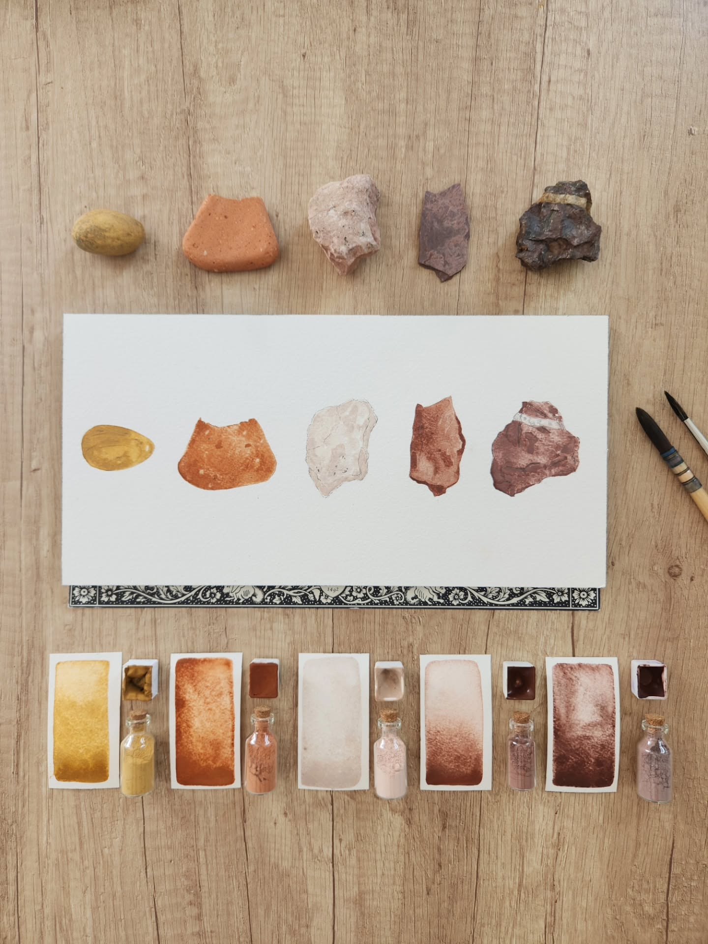 💛🧡🩷💜 Toutes ces couleurs…
viennent des Pyrénées. ⛰️
Des roches prélevées, broyées, transformées en pigments, puis en paysages. Rien n’est inventé, car tout est déjà là, juste sous nos pieds.
Tu aurais imaginé autant de couleurs ici ?
Depuis toujours, j'admire depuis mes débuts le travail de @sophietivonaillustration et ces recherches de couleurs. J'ai révisité la planche de recherches en peignant les cailloux avec leur propre pigment.
Ces recherches nourrissent mon travail pour l'exposition Fragments du regard — Couleurs des Pyrénées (qui aura lieu en septembre 2026 @maisondelamontagne_pyr ).
Si tu veux voir les pages de mes carnets peintes avec la roche de Malte, des Marquises ou d’Égypte… reste par ici. Le prochain post arrive.
🤗 Abonne-toi pour suivre le voyage, de la roche au carnet.