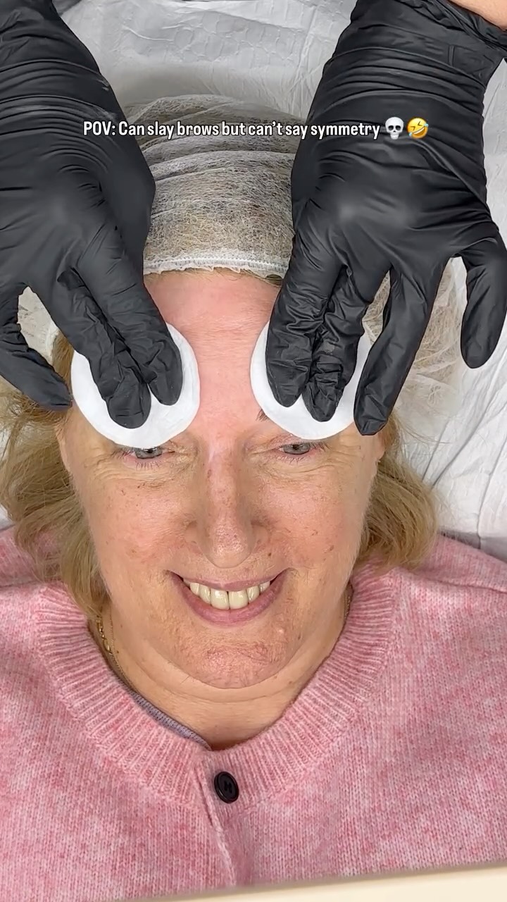 READY, STEADY… BROW REVEAL 🤩
I need to film more of these because nothing beats that first reaction when a client sees their new brows even if I can’t say symmetry properly 💀🤣 but my clients reaction says it all ☺️
She LOVED her brows and I loved capturing this moment.
