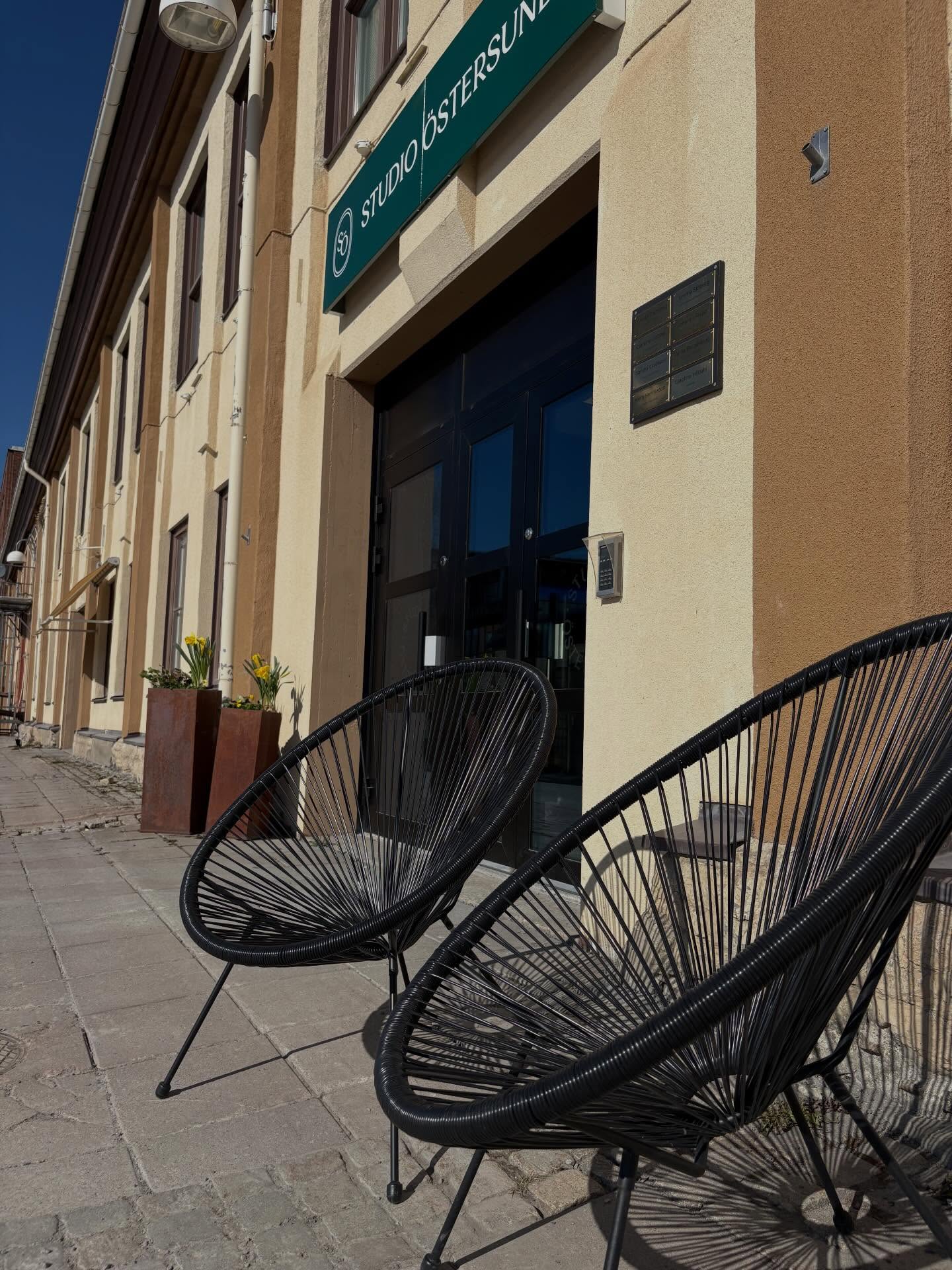 Vår i luften - Solen skiner, stolarna har kommit fram och Johanna har planterat nya blommor utanför studion 🌼
Trevlig helg på er alla🙂 Ut och njut i solen☀️