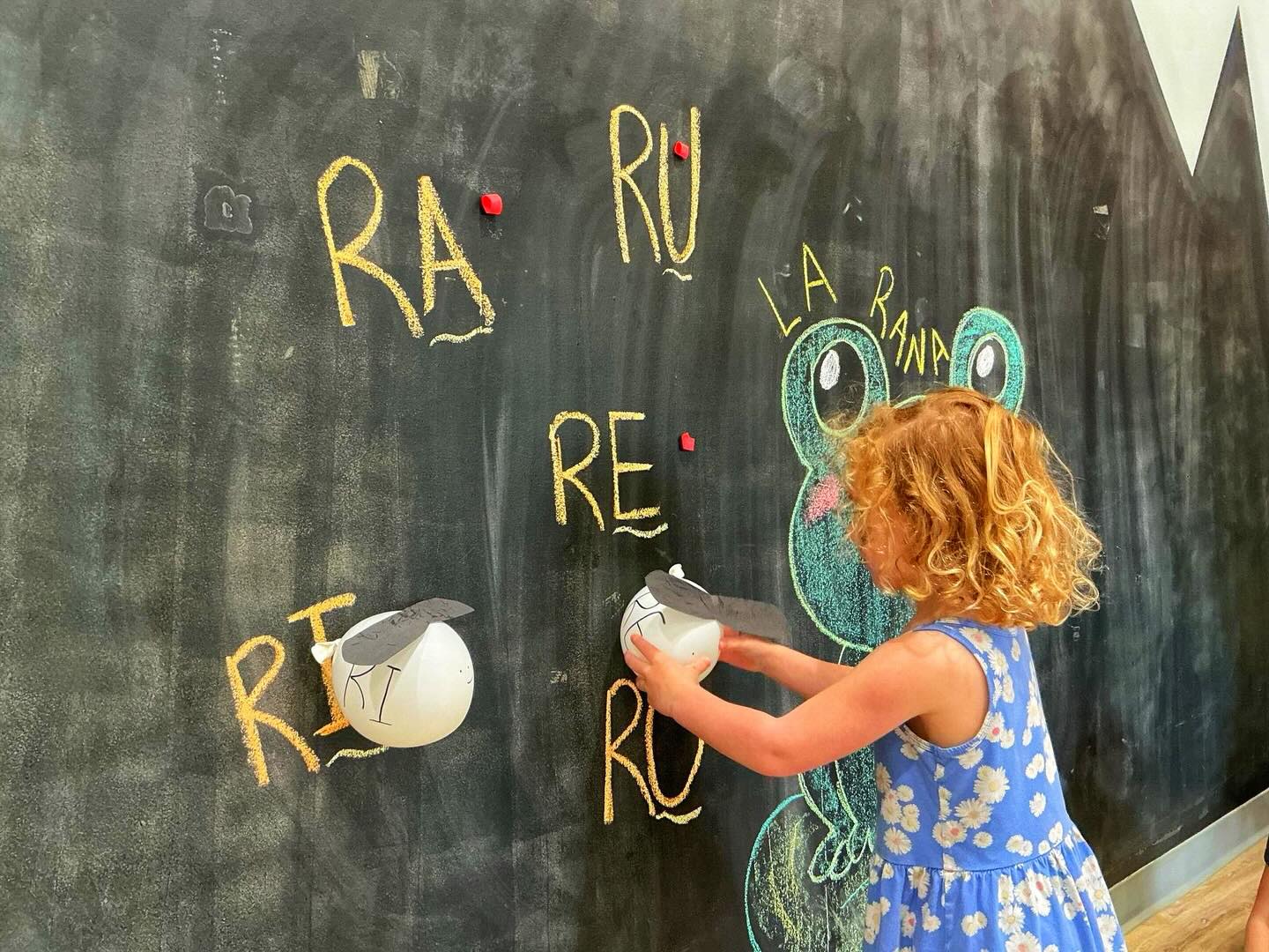 Today was all about la rana 🐸💚 and the kiddos fully embraced the fun! We started our morning building una rana together while learning vocabulary for its body parts, and even picked up a new frog song that quickly became a class favorite.
During our small group stations, the learning continued in such playful ways. One group brought their own frogs to life using paper towel rolls, glue, and lots of creativity, while another hopped like little ranas through a water tunnel, collecting flowers and building lily pads by matching letters. The excitement kept going with our jumping activity, where the kiddos practiced their sounds ra,re,ri,to,ru while hopping aroundsuch a fun way to build early literacy skills!
We also explored numbers by comparing which one is bigger, counting carefully, and even “feeding” flies to our hungry frog 🐸🪰. The kiddos are doing an amazing job growing their math skills step by step!
We wrapped up our day enjoying the sunshine and celebrating a day full of movement, creativity, and hands-on learning. 🌞💚