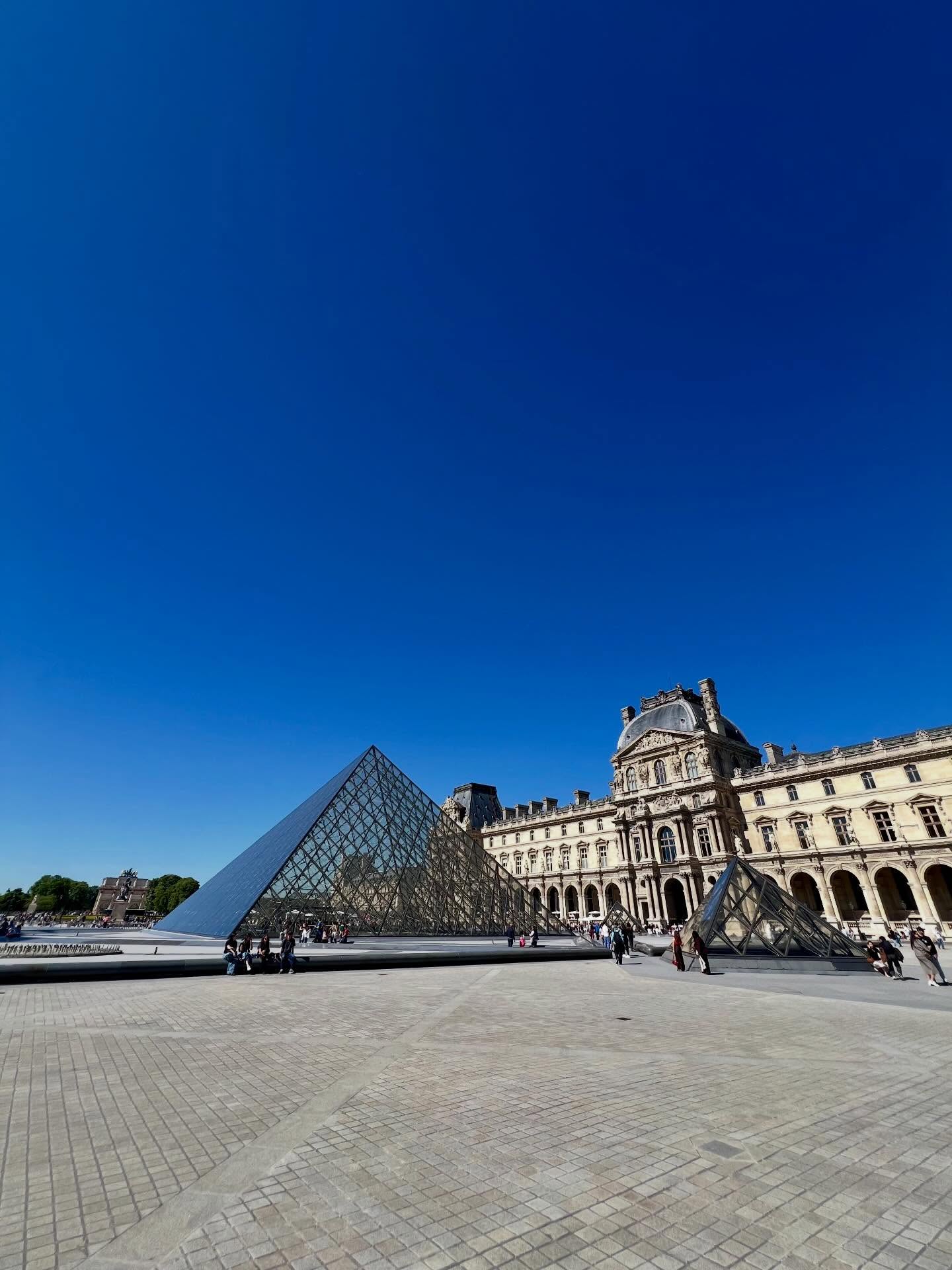 Springtime in Paris ☀️ #paris #parisarchitecture #architecturephotography #archilovers #urbanarchitecture