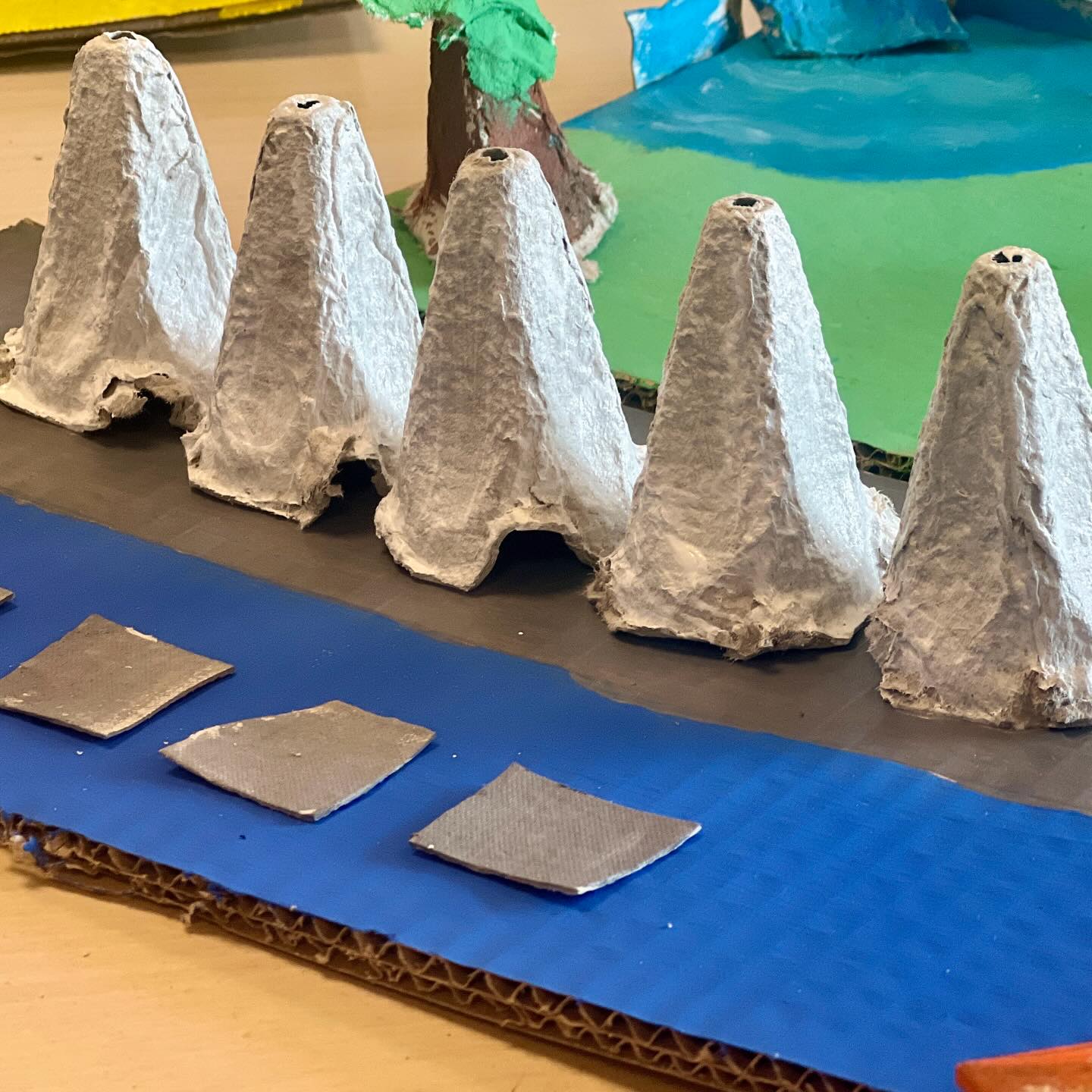 Værsgo. En æggebakke. Jeg møder de sejeste børn! #kunstkompas #vejlefriskole #æggebakke #bølgen #frifantasi