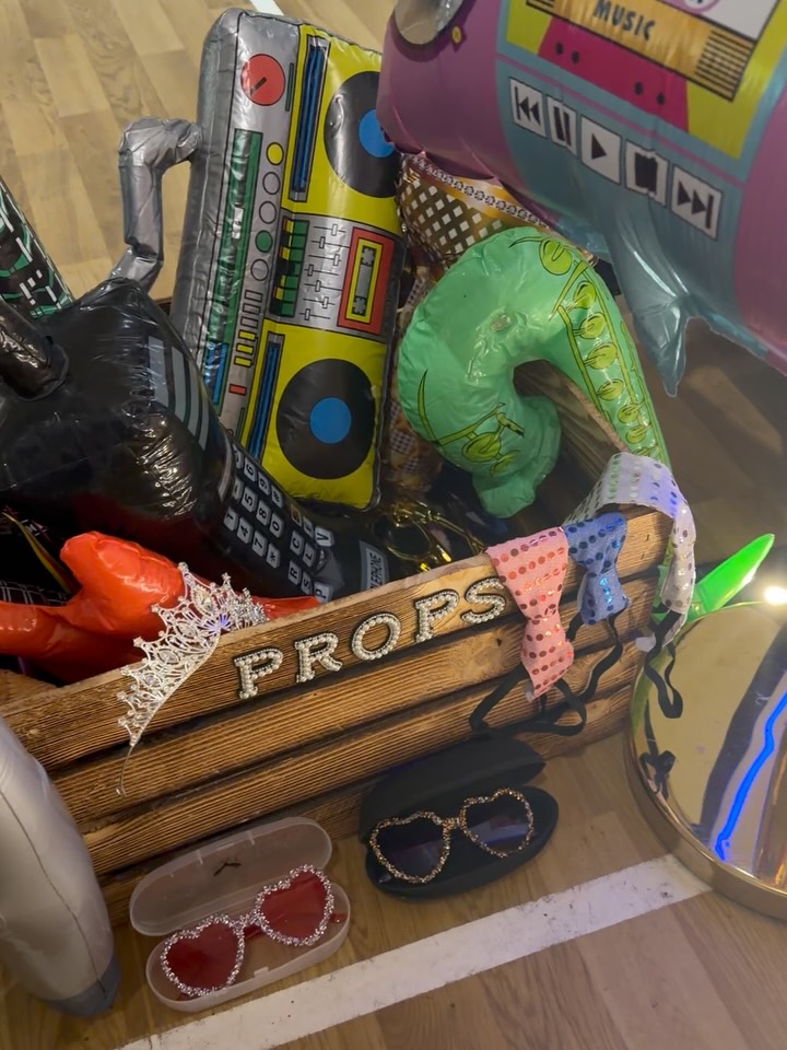 Our magic mirror booth was at the most beautiful party last night with a live singer who was absolutely amazing 😍😍 if you want us to make your party stand out drop us a message 🥰 we are guaranteed to going the extra mile for our clients/customers 😍😍😍😍