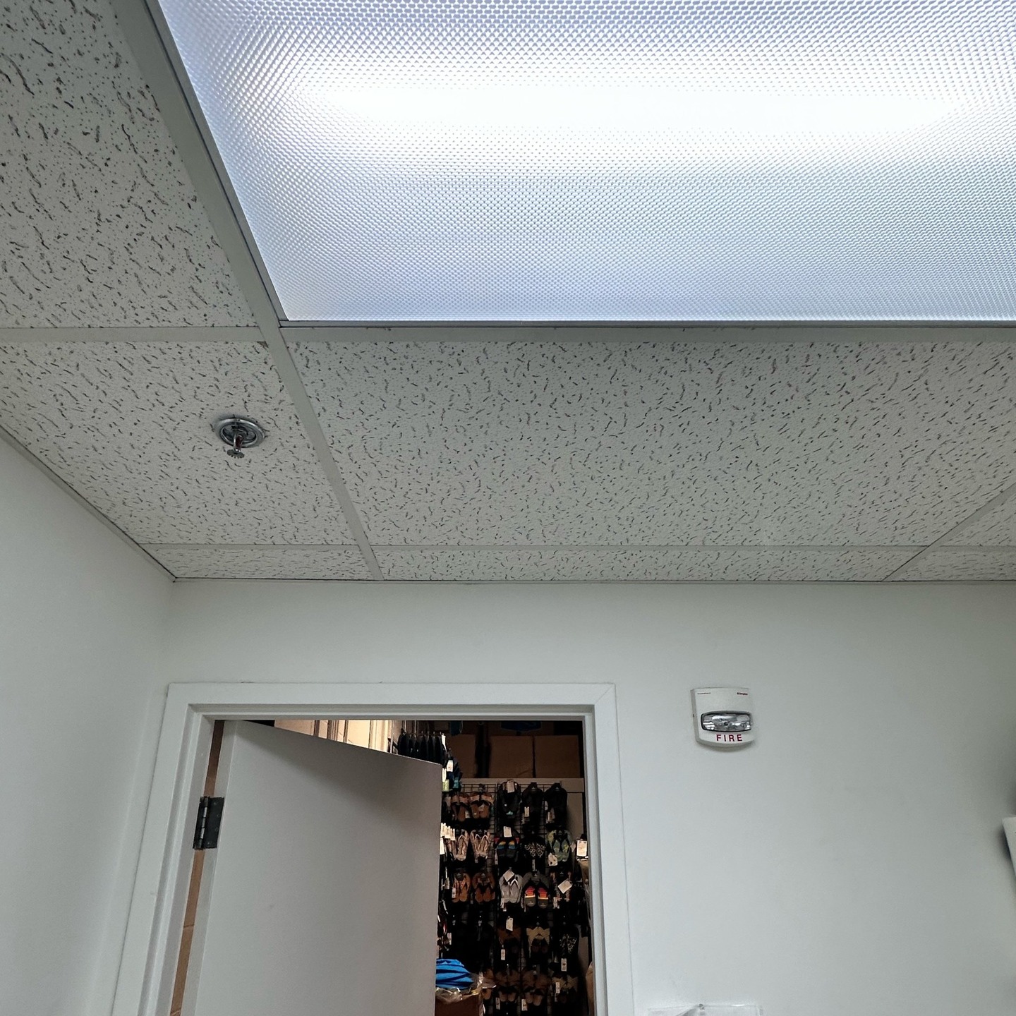 From roofs and ceiling tiles, to doors and security lights; we've been keeping busy. Call us for help with any job big or small!😎📲🛠️ #hawaiihandyman #we'rethebest #honestandreliable