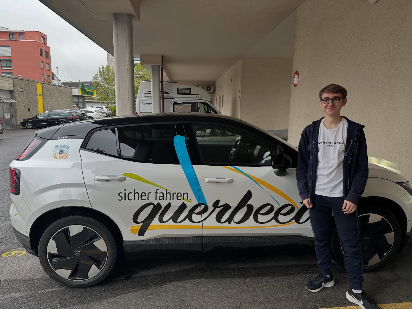 Gratulation @marco.gadmer zur bestandenen Prüfung 🚗🥳
Heute war dein grosser Tag und du hast dein Ziel erreicht. 🙌🏼🏁
Es war eine lange Reise 🧳 doch jetzt steht dir fast nichts mehr im Wege. 🌄 viel Spass beim Autofahren.
#happy #fahrschulesteinhausen #erfolg #fokusnichtverlieren