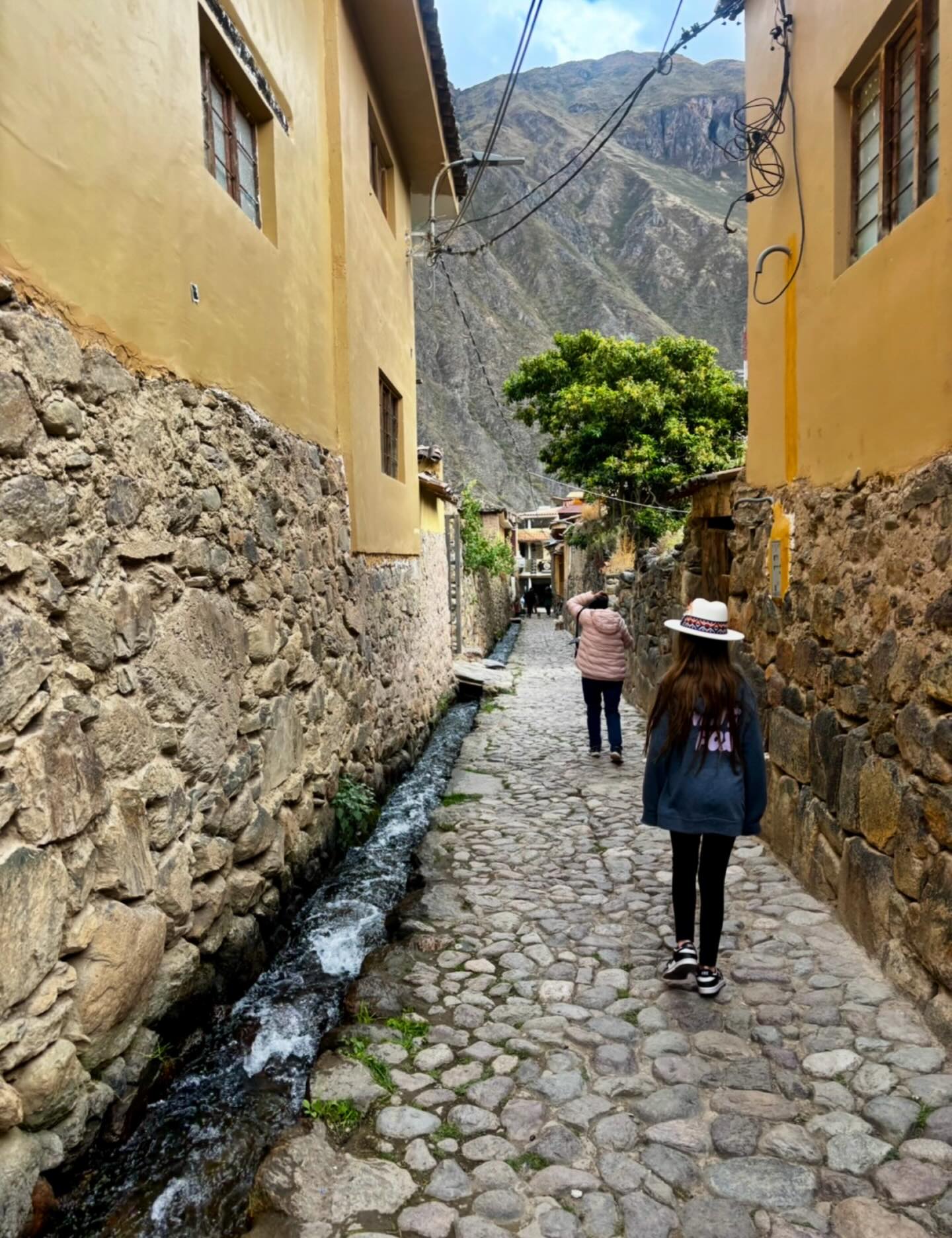Wandering cobblestone streets where Inca canals still flow beside you 💧⛰️
Ollantaytambo isn’t just ruins… it’s a living town where history is part of everyday life 🇵🇪🤍
#Ollantaytambo #SacredValley #FamilyTravel #CulturalTravel #Wanderlust