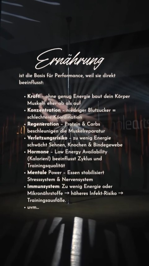 Du willst besser trainieren, dich besser konzentrieren und schneller regenerieren?
Dann fang nicht beim Training, sondern beim Essen an. 🍽️
Denn Ernährung beeinflusst:
• deine Kraft
• deine Konzentration
• deine Regeneration
• dein Verletzungsrisiko
• deine hormonelle Balance
• deine mentale Belastbarkeit
und noch mehr!
Zu wenig Energie ist einer der häufigsten Gründe, warum Fortschritte ausbleiben. Im Training und im Alltag.
Performance beginnt nicht im Gym, sondern auf deinem Teller.
Wenn du unsicher bist, ob deine Ernährung zu deinem Training passt, lohnt sich ein genauer Blick auf deine Energie- und Nährstoffzufuhr. Ich unterstütze dich gerne dabei. 😊