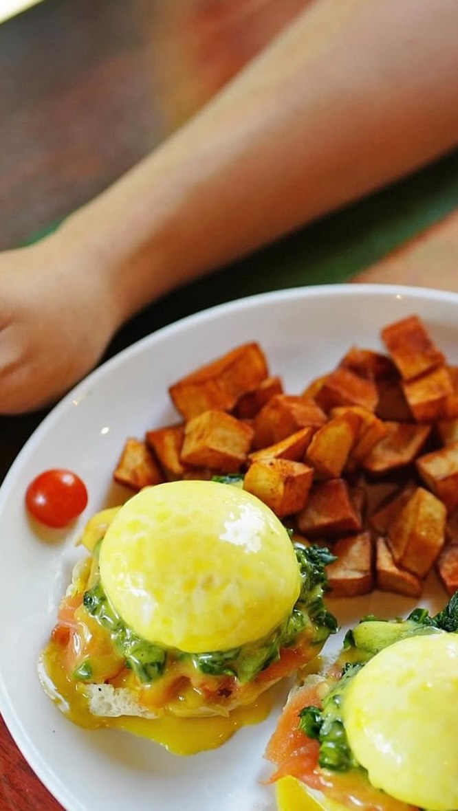 Watch the magic happen 👀✨
Smoked salmon, poached eggs & that dreamy hollandaise…#.
.
.
.
#SundayBrunch #BrunchTime #BrunchVibes #BrunchLovers BrunchGoals