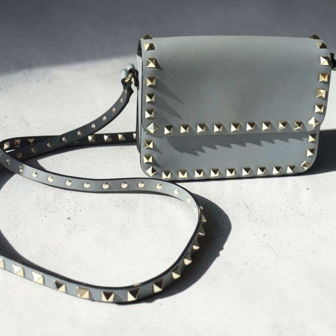 Valentino Grey Leather Small Rockstud Flap Crossbody
Brand: Valentino
Model: Rockstud Flap Crossbody Bag
Category: Crossbody Bag
Size: Small
Color: Grey
Condition: very Good
Pre-loved 💯Authentic