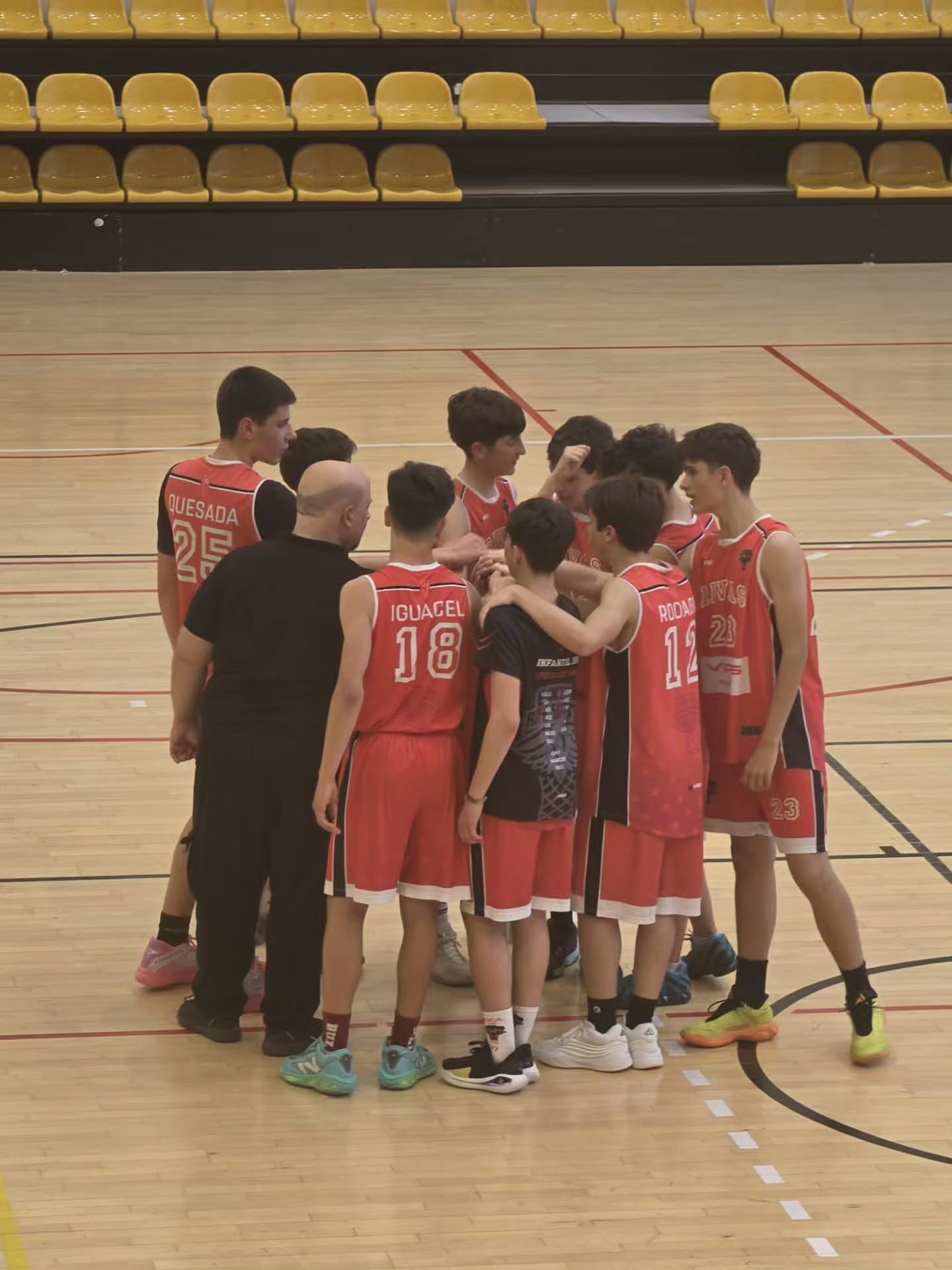 Cadete 1er año masc.
Derrota contra Basket Aranjuez. Salimos concentrados y motivados, lo que nos ayudó a que el partido estuviera igualado.
En el tercer cuarto salimos muy desconcentrados, lo que hizo que nos metieran un parcial.
Hicimos un buen partido, pero nos faltó un poco más de concentración.