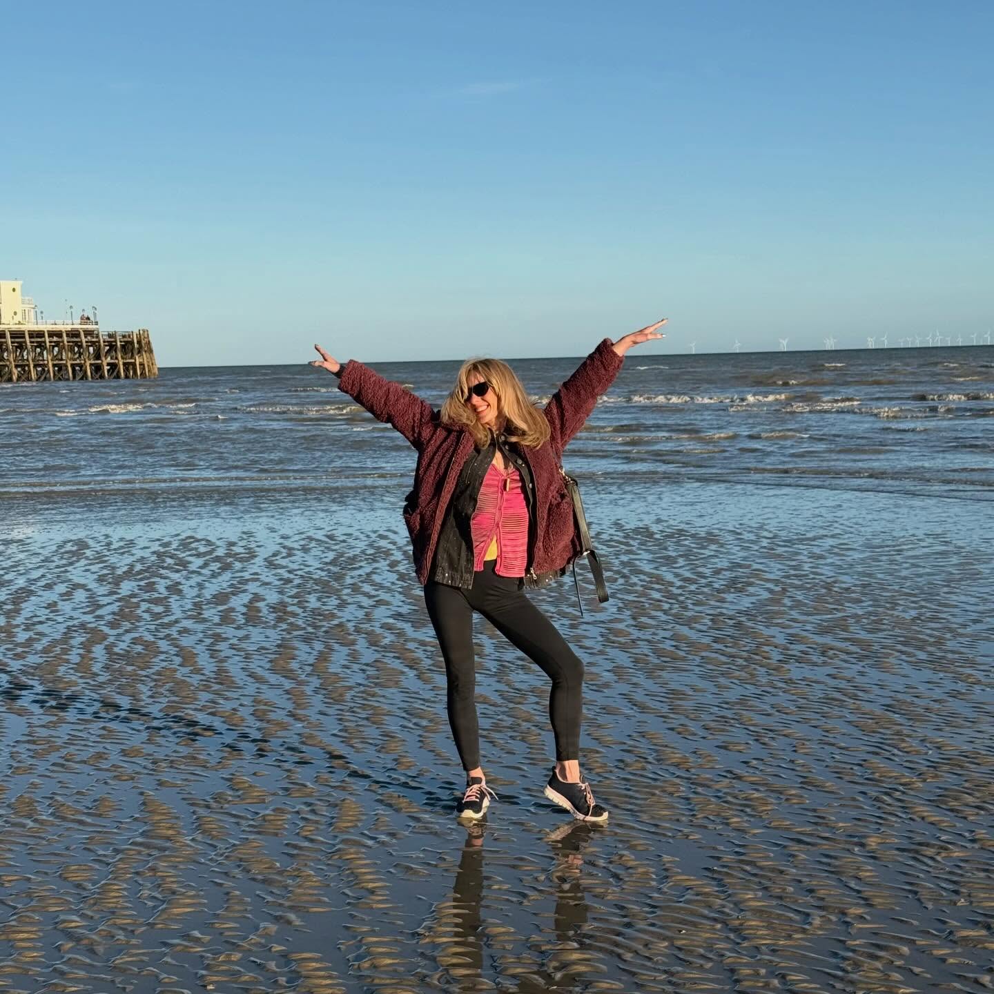 In her element, Happy Birthday to this rockstar @clairefrills !! 🥳
#surreyhills #happybirthday #happyday #superstar