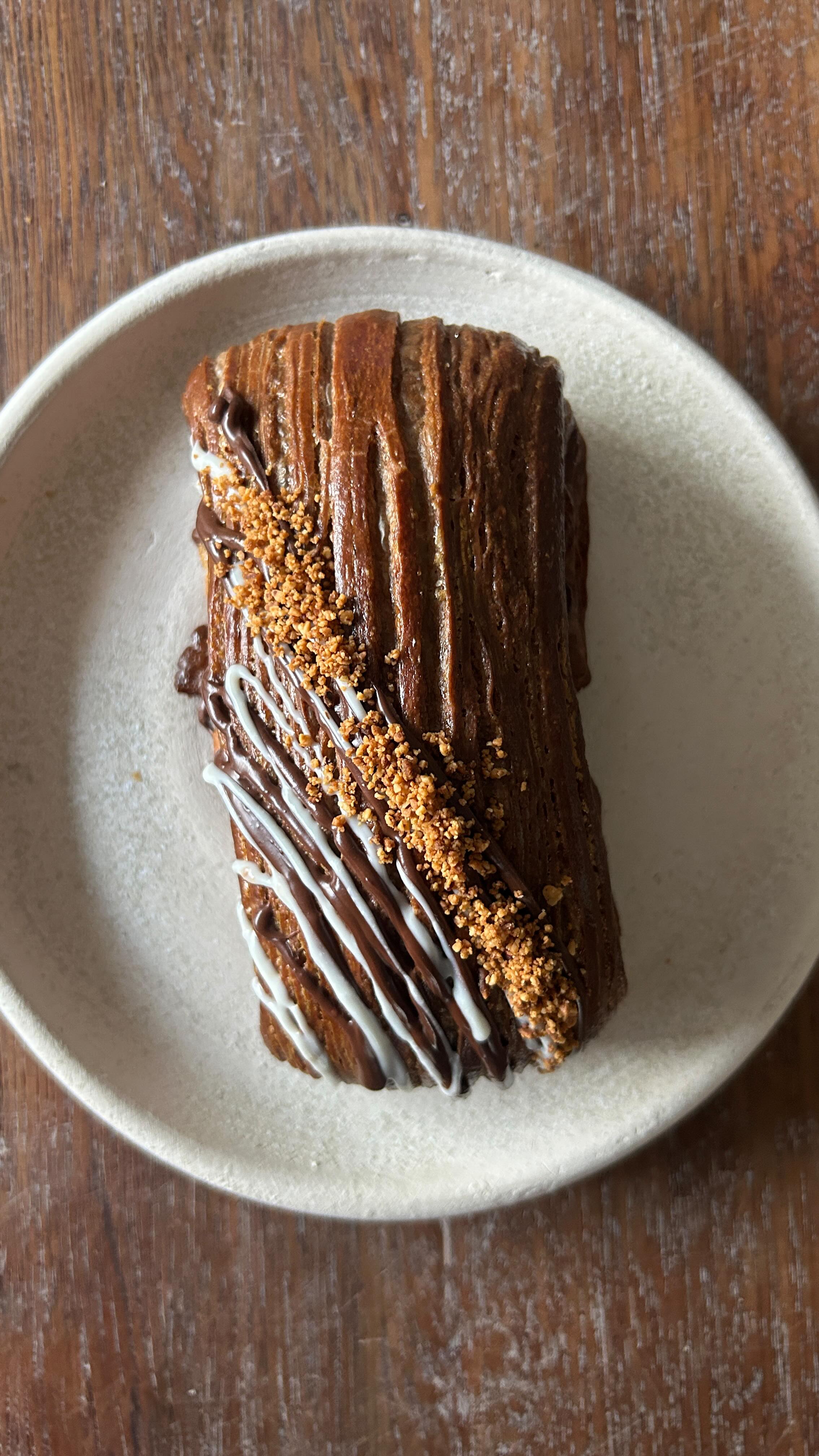 Kinder Bueno Pain Suisse
.
Clásico pain suisse con masa de chocolate
relleno de ganache de avellana tostada y chocolate blanco, completado al final con cremeux de chocolate semi amargo.
.
Disponible durante abril.
Pídelo que se agota de volada.
.
Ya sabes qué hacer. 📲
-
#ensamblepan #panquito #viennoiserie #croissantlovers