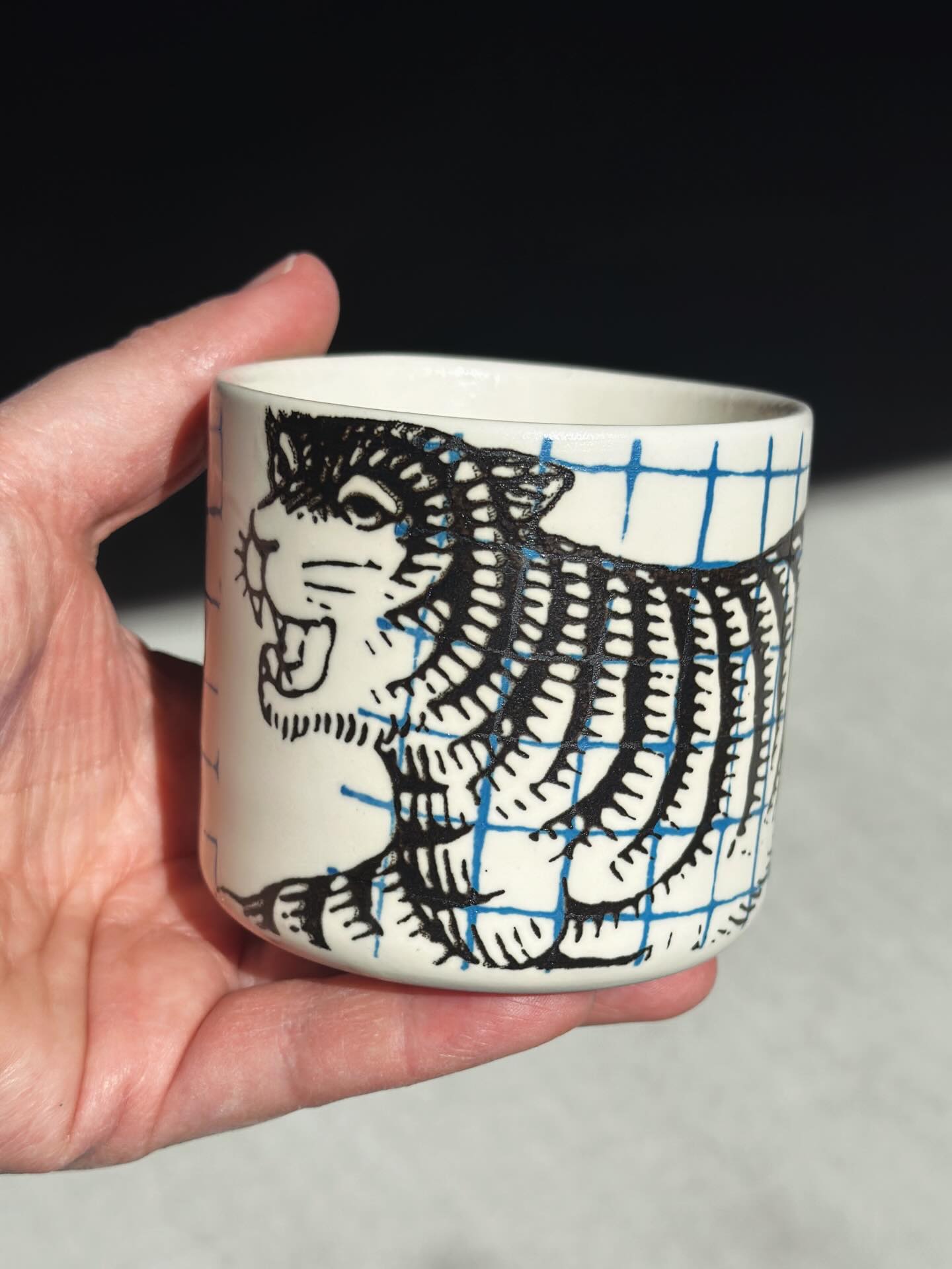 Eine intensive Zeit liegt hinter mir. Der Umzug in eine neue Werkstatt, eine Semesterarbeit und eine grosse Psychiatrieprüfung im Rahmen meiner Ausbildung. Seit Anfang März bin ich einmal die Woche für mein Pflichtpraktikum in einem Kunstatelier für Menschen mit psychischen Erschütterungen in Bern. Es wird ja im Moment viel geschrieben über Nervensystemregulation, zumindest bei mir ploppen da pro Tag x Kurse und quick fixes auf Insta auf. Mein Nervensystem befindet sich oft in einem disregulierten Zustand, das wird mir immer mehr bewusst. Oft ist es eine Gratwanderungen all das was ich tue unter einen Hut zu bringen und immer wieder geht mir die Freude an meiner Arbeit abhanden. Ich habe mich nun bewusst entschieden meine Lehrtherapie im Bereich Körperarbeit und Tanztherapie zu machen, etwas mehr raus aus dem Kopf und in den Körper. Auch wünsche ich mir mehr Zeit für experimentelles, lustvolles Arbeiten, weniger serielles, mehr Raum für Überraschendes. So ist die letzten zwei Wochen diese Minikollektion entstanden. Dieses Wochenende zu finden am Jahrmarkt der schönen Dinge im @neubadluzern . Ich freu mich auf euch!